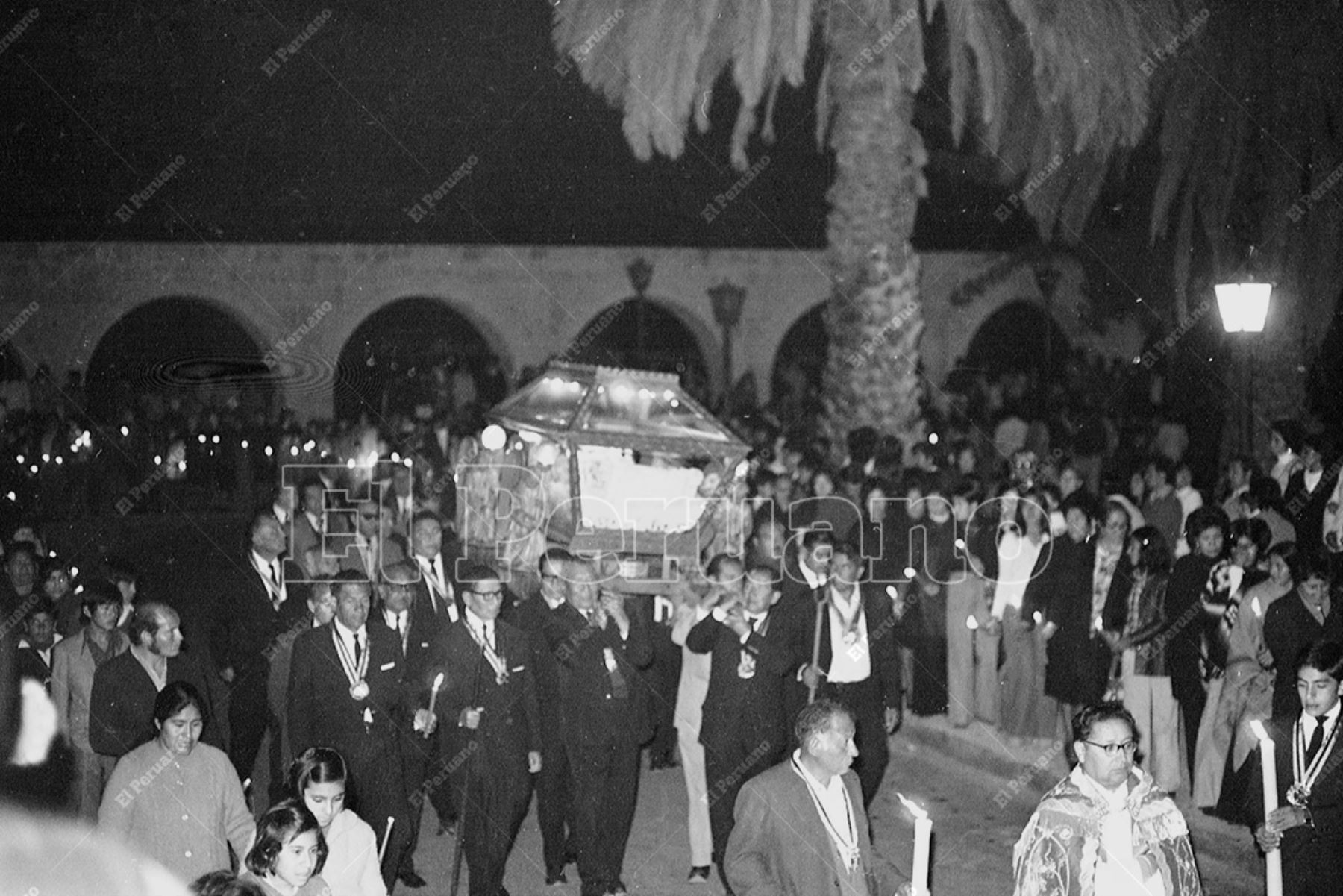 Arequipa - 16 abril 1976 /  Tradicional y solemne procesión del Santo Sepulcro en Viernes Santo. Foto Archivo Histórico de El Peruano / Oswaldo Sánchez