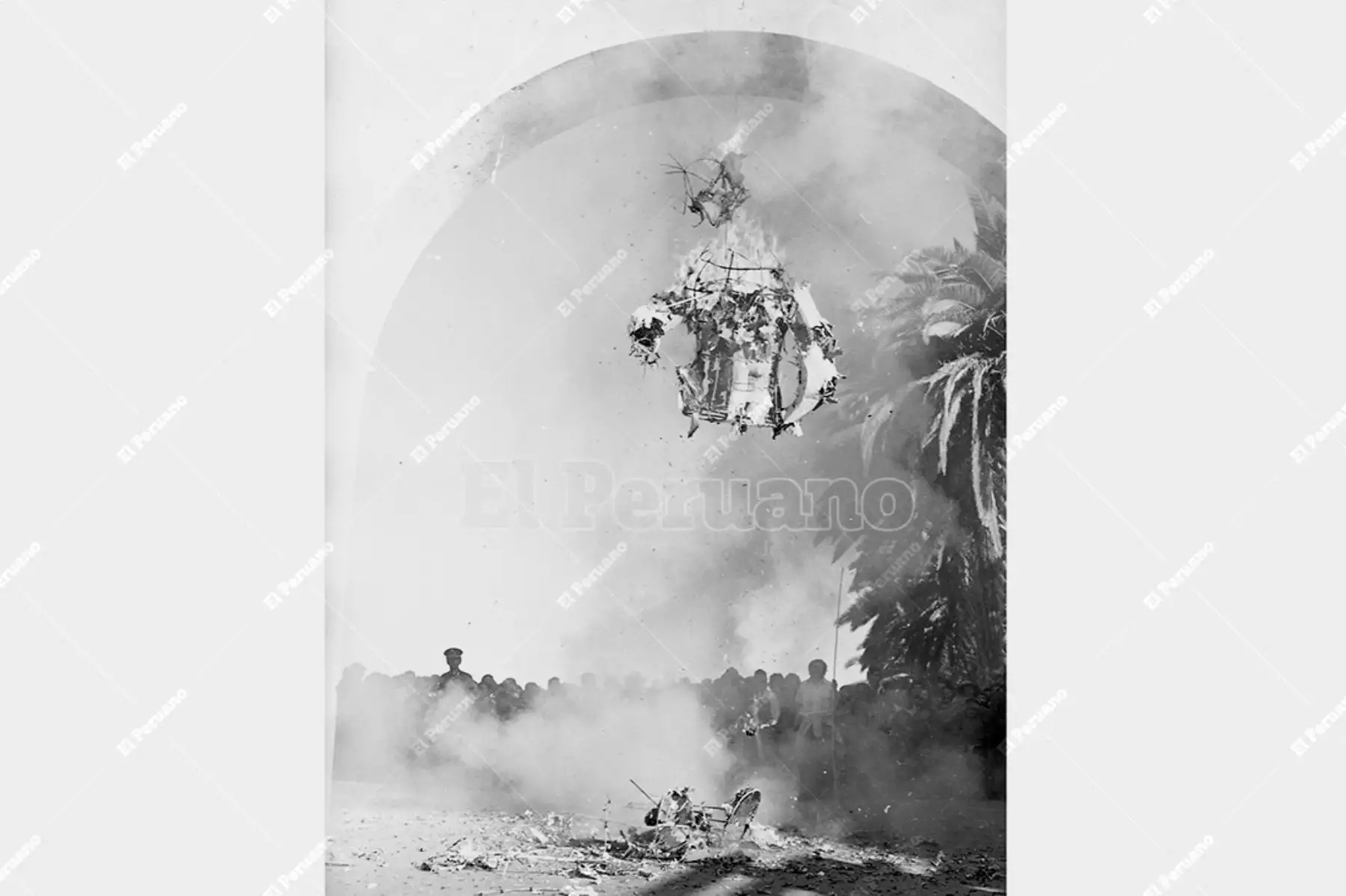 Arequipa - 18 abril 1976 / En Yanahuara se realizó la tradicional “quema de Judas”  en Domingo de Resurrección para conmemorar que Jesús venció a la muerte. Foto: Archivo Histórico de El Peruano / Oswaldo Sánchez