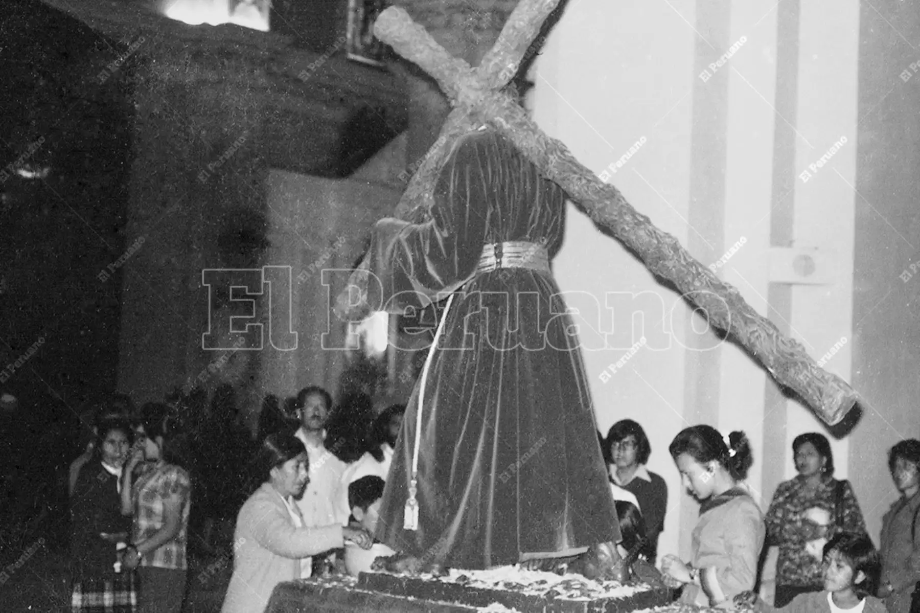 Arequipa - 15 abril 1976 /  En Viernes Santo, los arequipeños visitaron las iglesias y recordaron la crucifixión de Jesucristo. Foto Archivo Histórico de El Peruano / Oswaldo Sánchez