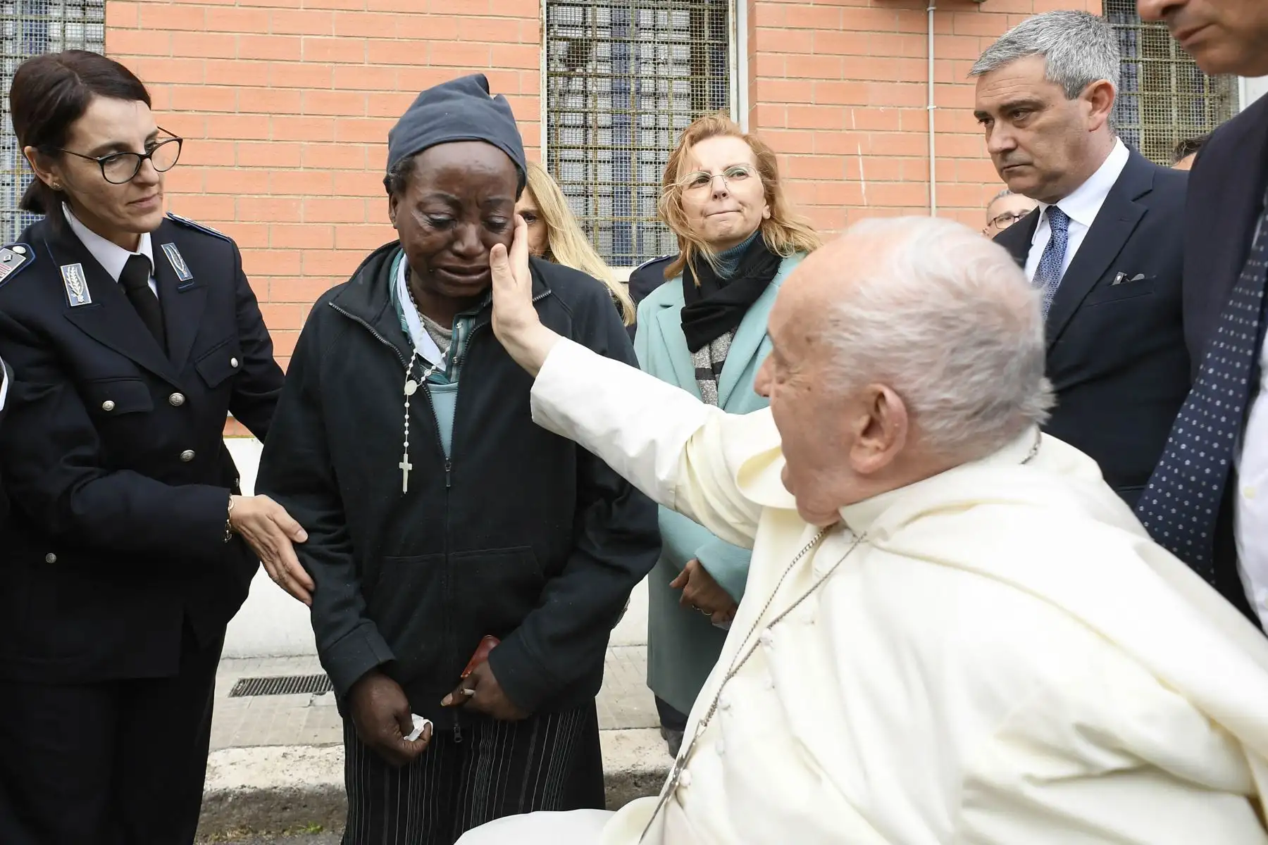 Papa Francisco cuando llega para realizar el "Lavado de pies" de las reclusas durante una visita privada a la prisión para mujeres de Rebibbia en Roma como parte del Jueves Santo, durante Celebraciones de Semana Santa. Foto: ANDINA/AFP
