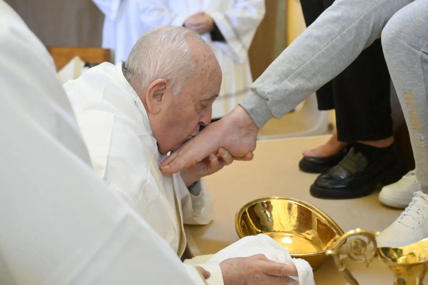Papa Francisco realizando el "Lavado de pies" de las reclusas durante una visita privada a la prisión para mujeres de Rebibbia en Roma como parte del Jueves Santo. Foto: ANDINA/ AFP