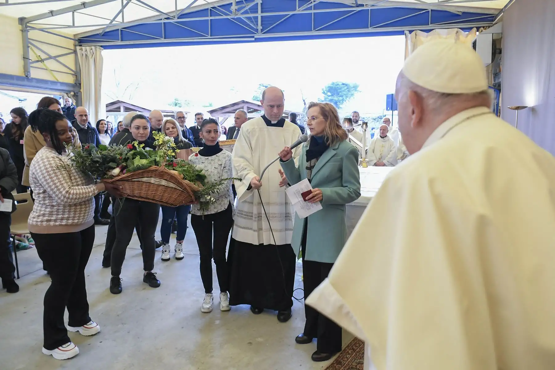 Papa Francisco siendo recibido en la prisión para mujeres de Rebibbia en Roma, donde realizó el "Lavado de pies" de las reclusas durante una visita privada como parte del Jueves Santo, durante Celebraciones de Semana Santa. Foto: ANDINA/ AFP