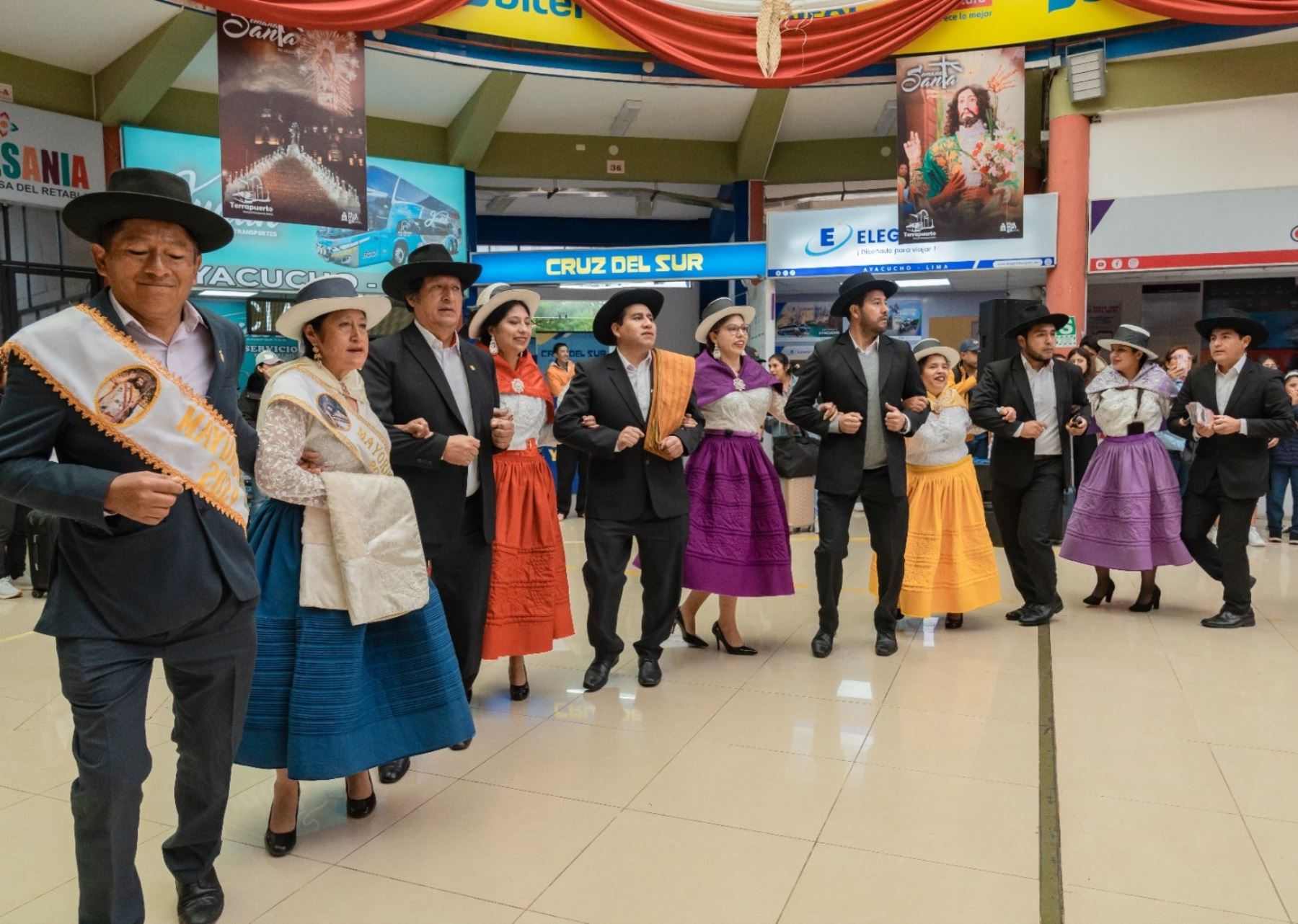 Con música y en un ambiente festivo, las autoridades de Ayacucho dieron la bievenida a las decenas de turistas que arribaron esta mañana a esta ciudad para participar de las actividades por Semana Santa. ANDINA/Difusión