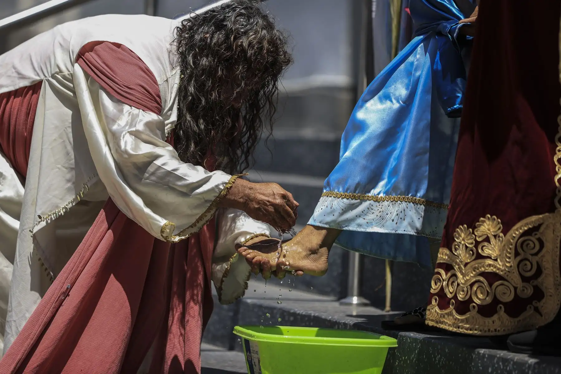 Mario Valencia, artísticamente conocido como el ‘Cristo Cholo’, junto a su grupo teatral, realizaron la representación simbólica del bautizo de Jesucristo. La escenificación se realizó en el Paseo de Aguas ubicado en el Rímac. Foto: ANDINA/Jhonel Rodríguez Robles