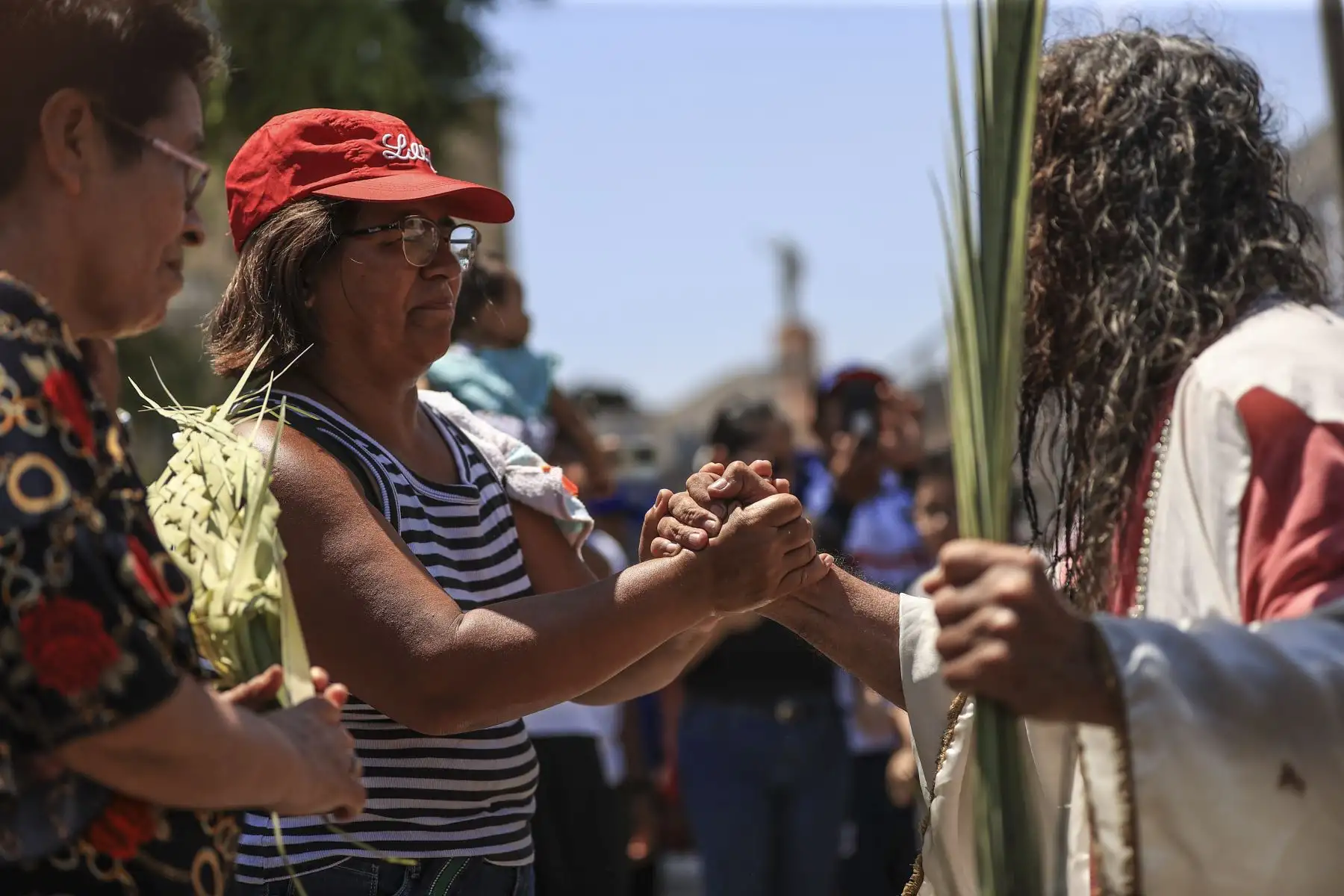 Mario Valencia, artísticamente conocido como el ‘Cristo Cholo’, junto a su grupo teatral, realizaron la representación simbólica del bautizo de Jesucristo. La escenificación se realizó en el Paseo de Aguas ubicado en el Rímac. Foto: ANDINA/Jhonel Rodríguez Robles
