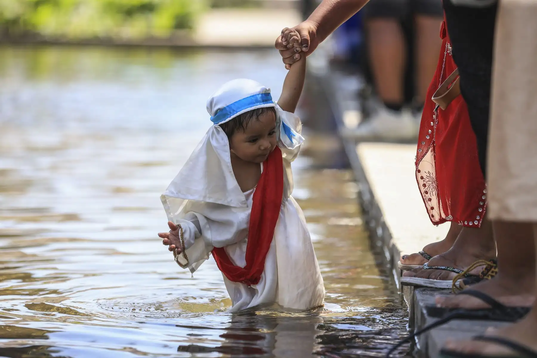 Mario Valencia, artísticamente conocido como el ‘Cristo Cholo’, junto a su grupo teatral, realizaron la representación simbólica del bautizo de Jesucristo. La escenificación se realizó en el Paseo de Aguas ubicado en el Rímac. Foto: ANDINA/Jhonel Rodríguez Robles