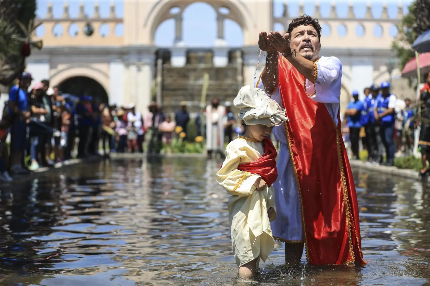Mario Valencia, artísticamente conocido como el ‘Cristo Cholo’, junto a su grupo teatral, realizaron la representación simbólica del bautizo de Jesucristo. La escenificación se realizó en el Paseo de Aguas ubicado en el Rímac. Foto: ANDINA/Jhonel Rodríguez Robles