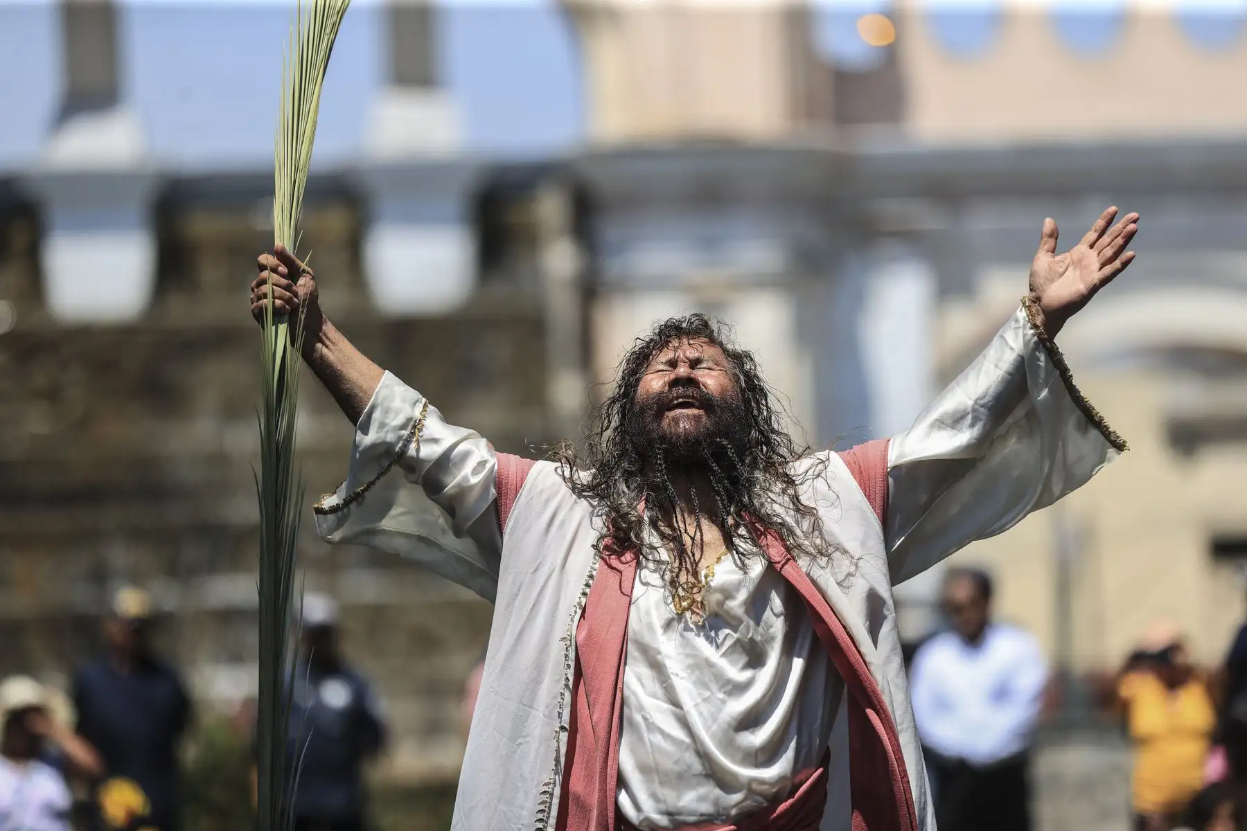 Mario Valencia, artísticamente conocido como el ‘Cristo Cholo’, junto a su grupo teatral, realizaron la representación simbólica del bautizo de Jesucristo. La escenificación se realizó en el Paseo de Aguas ubicado en el Rímac. Foto: ANDINA/Jhonel Rodríguez Robles
