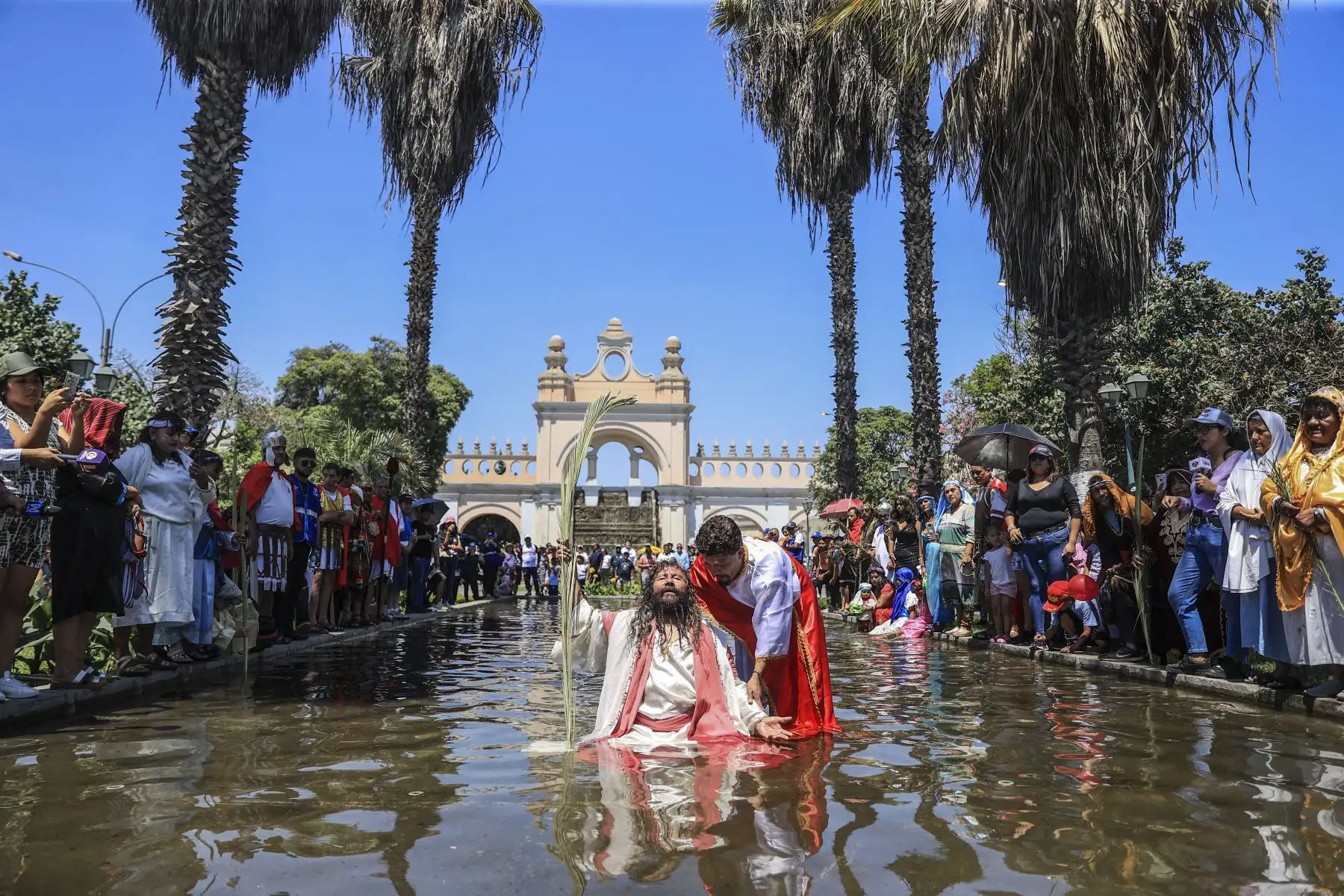 Mario Valencia, artísticamente conocido como el ‘Cristo Cholo’, junto a su grupo teatral, realizaron la representación simbólica del bautizo de Jesucristo. La escenificación se realizó en el Paseo de Aguas ubicado en el Rímac. Foto: ANDINA/Jhonel Rodríguez Robles