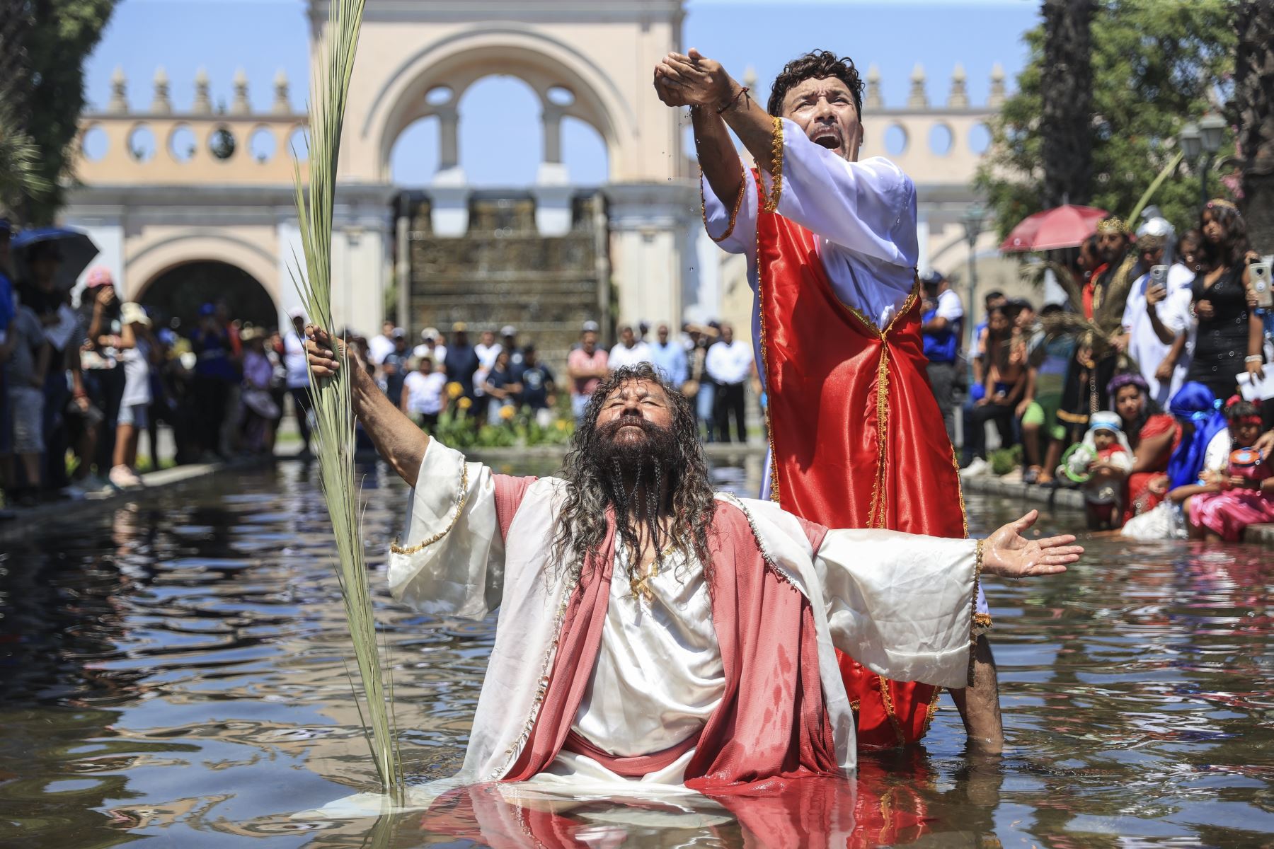 Mario Valencia, artísticamente conocido como el ‘Cristo Cholo’, junto a su grupo teatral, realizaron la representación simbólica del bautizo de Jesucristo. Fotos: ANDINA/Jhonel Rodríguez Robles