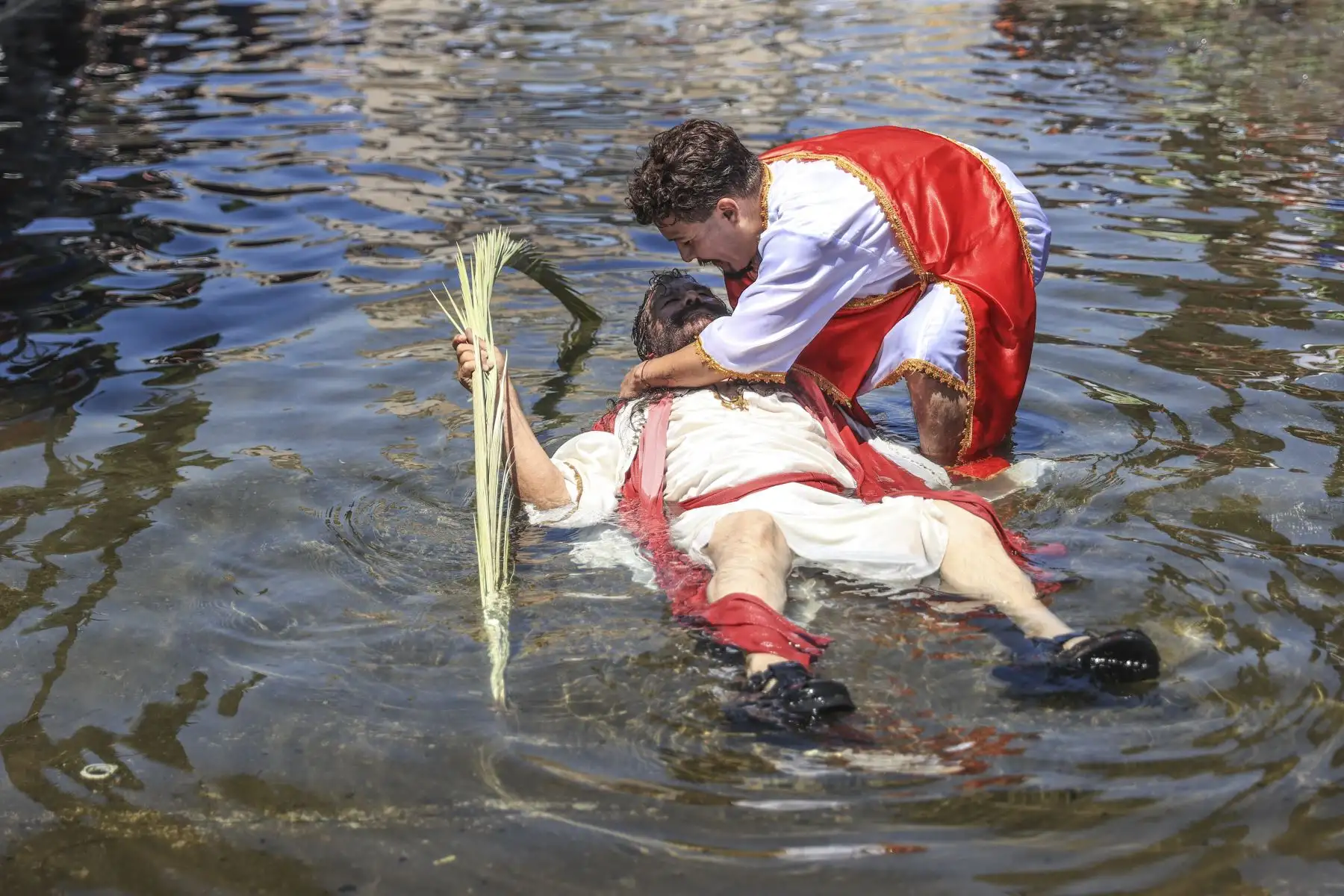 Mario Valencia, artísticamente conocido como el ‘Cristo Cholo’, junto a su grupo teatral, realizaron la representación simbólica del bautizo de Jesucristo. La escenificación se realizó en el Paseo de Aguas ubicado en el Rímac. Foto: ANDINA/Jhonel Rodríguez Robles