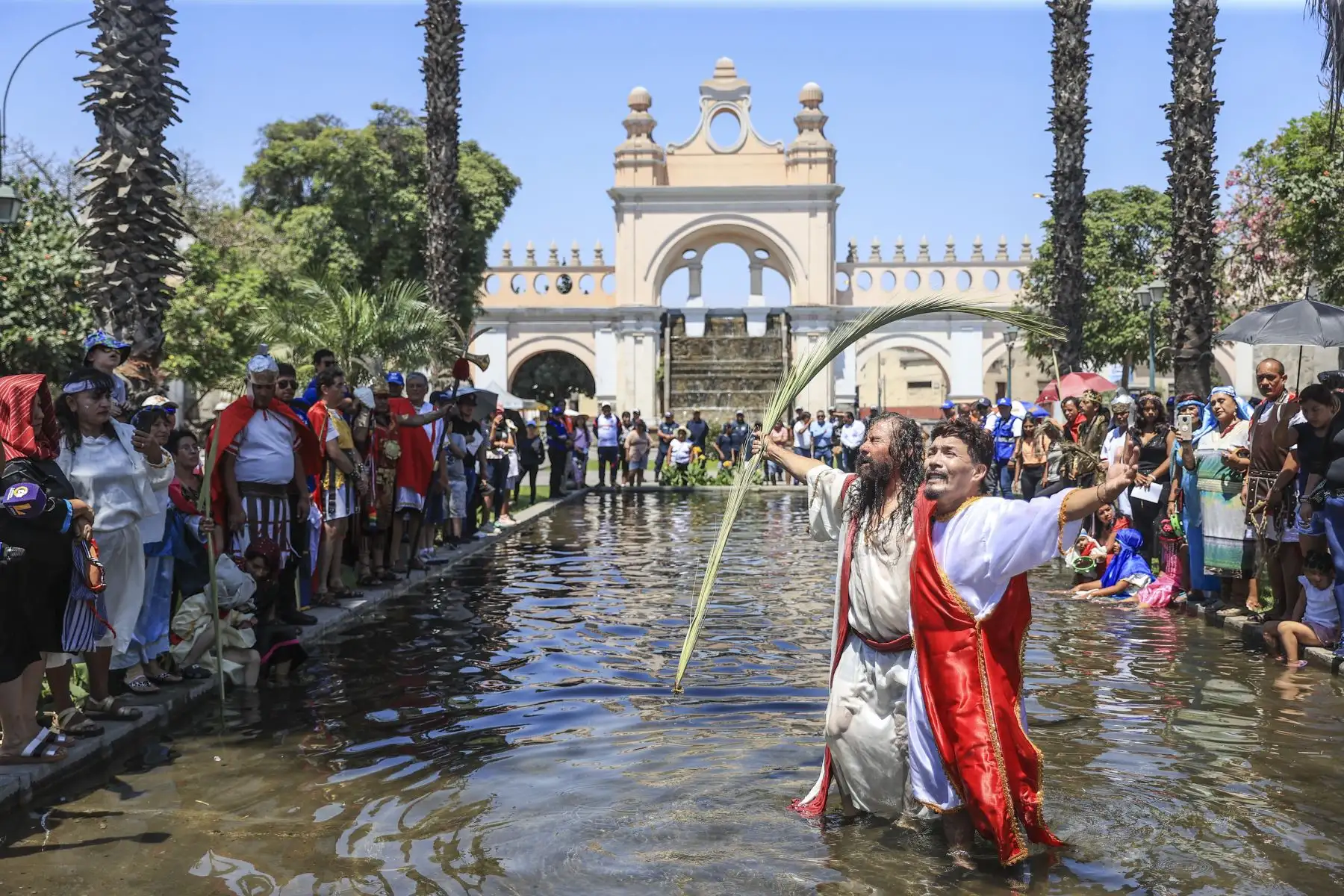 Mario Valencia, artísticamente conocido como el ‘Cristo Cholo’, junto a su grupo teatral, realizaron la representación simbólica del bautizo de Jesucristo. La escenificación se realizó en el Paseo de Aguas ubicado en el Rímac. Foto: ANDINA/Jhonel Rodríguez Robles