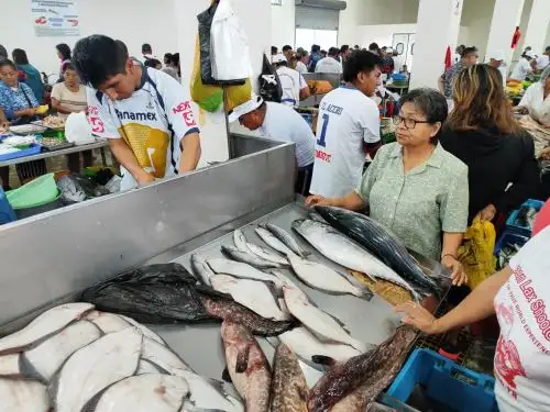 Cientos de pobladores acudieron desde muy temprano al desembarcadero de Chimbote para comprar pescado para preparar los platos tradicionales que se elaboran en Semana Santa. Foto: Miguel Ríos