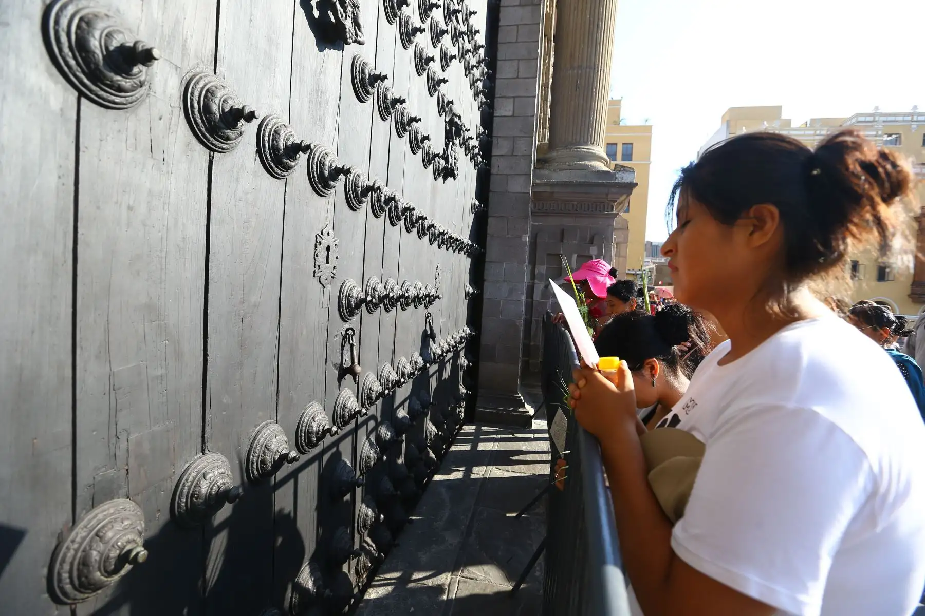Miles de fieles acuden a las diversas iglesias del cercado de Lima  como parte de las celebraciones en Semana Santa.En la imagen,Catedral de Lima.
Foto: ANDINA/Eddy Ramosu