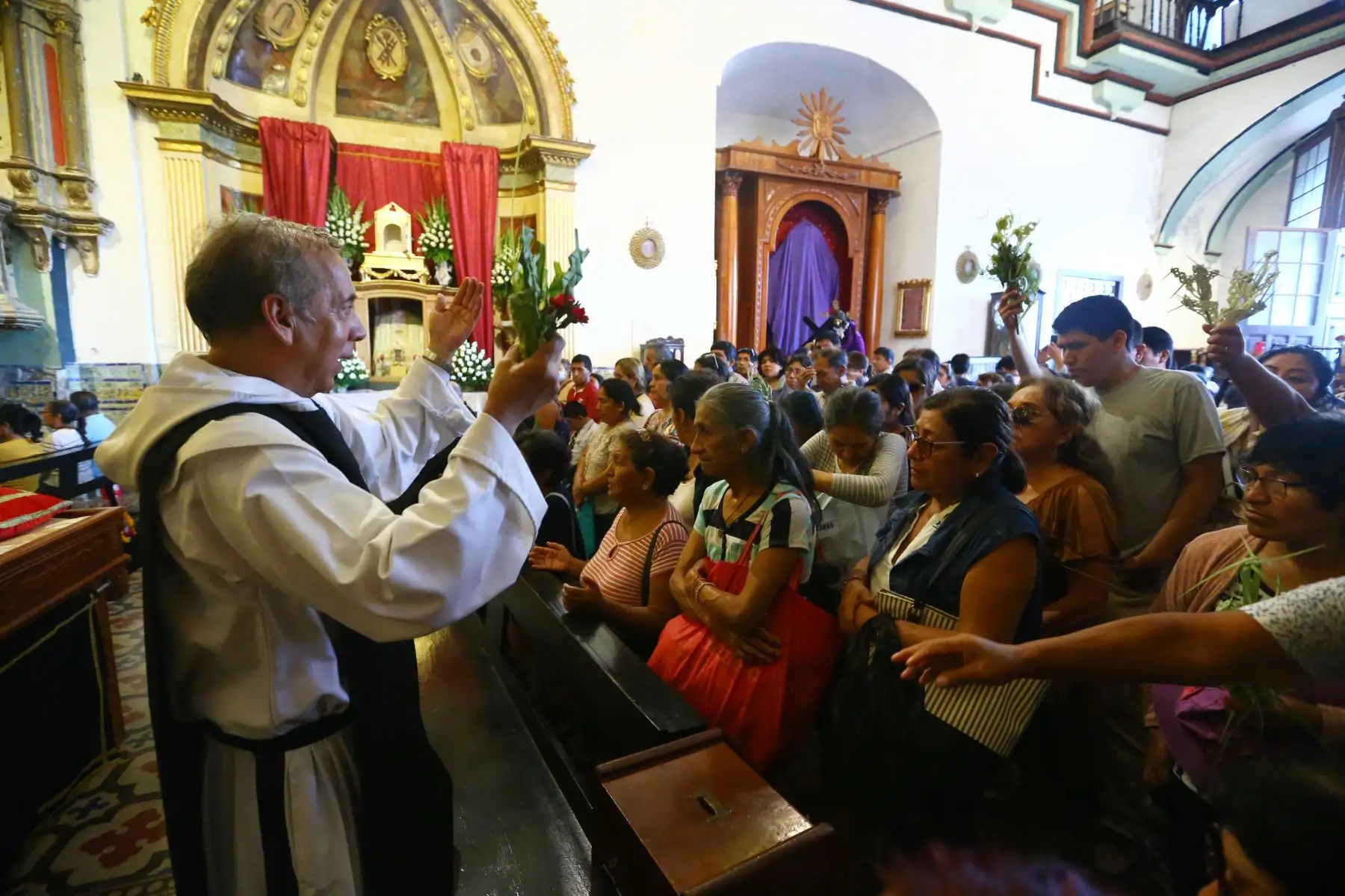 Miles de fieles acuden a las diversas iglesias del cercado de Lima  como parte de las celebraciones en Semana Santa. En la imagen Sagrario de la Catedral de Lima .
Foto: ANDINA/Eddy Ramos