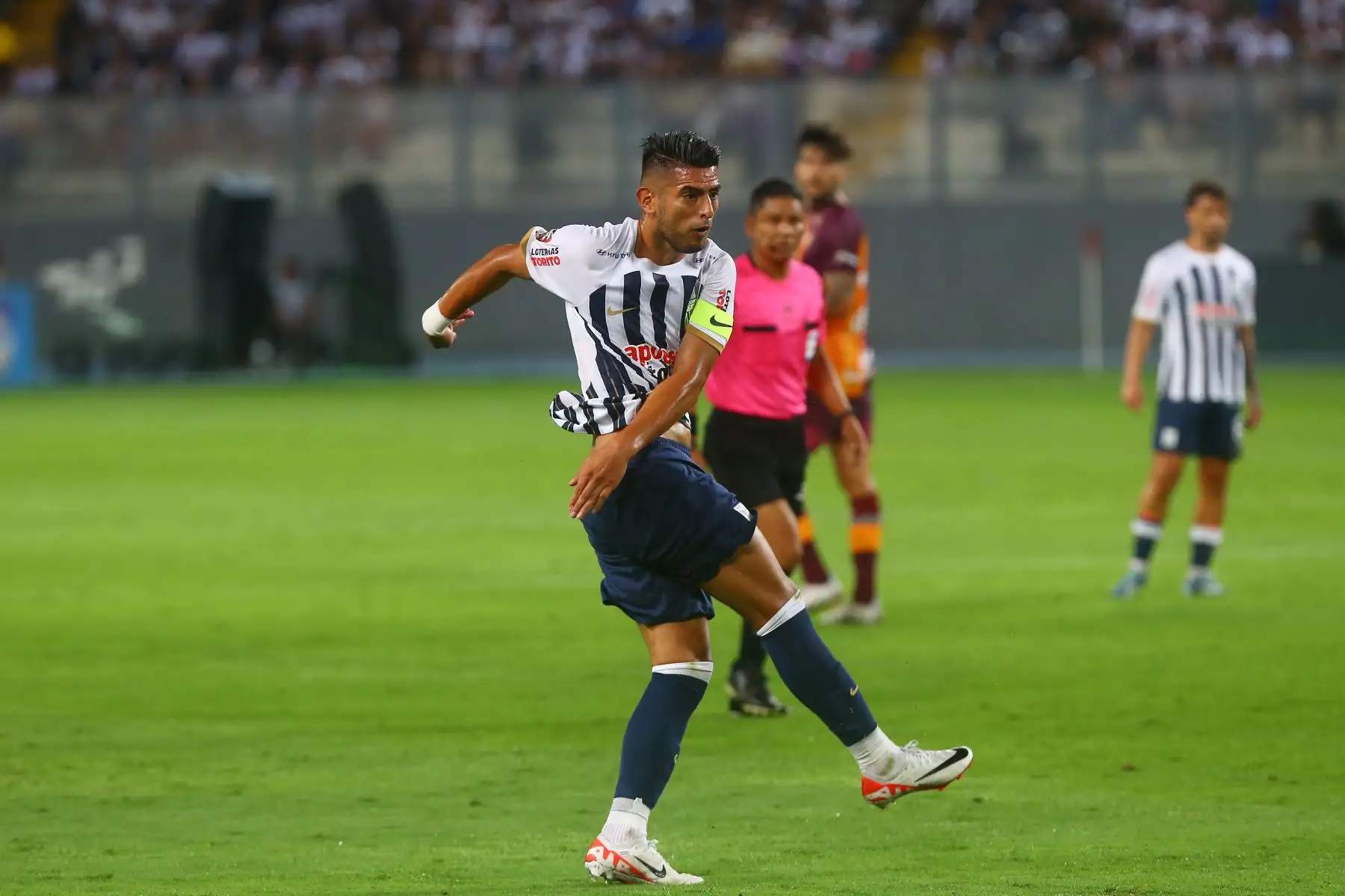 Carlos Zambrano de Alianza Lima celebra su gol anotado ante Los Chankas por la novena jornada del Torneo Apertura de la Liga 1 Te Apuesto en  el Estadio Nacional de Lima. 
Foto: ANDINA/Eddy Ramos