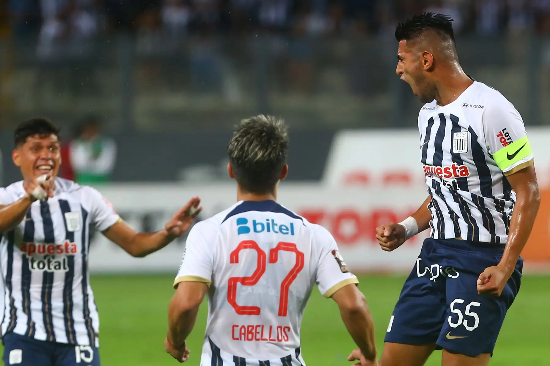 Carlos Zambrano de Alianza Lima celebra su gol anotado ante Los Chankas por la novena jornada del Torneo Apertura de la Liga 1 Te Apuesto en  el Estadio Nacional de Lima. 
Foto: ANDINA/Eddy Ramos
