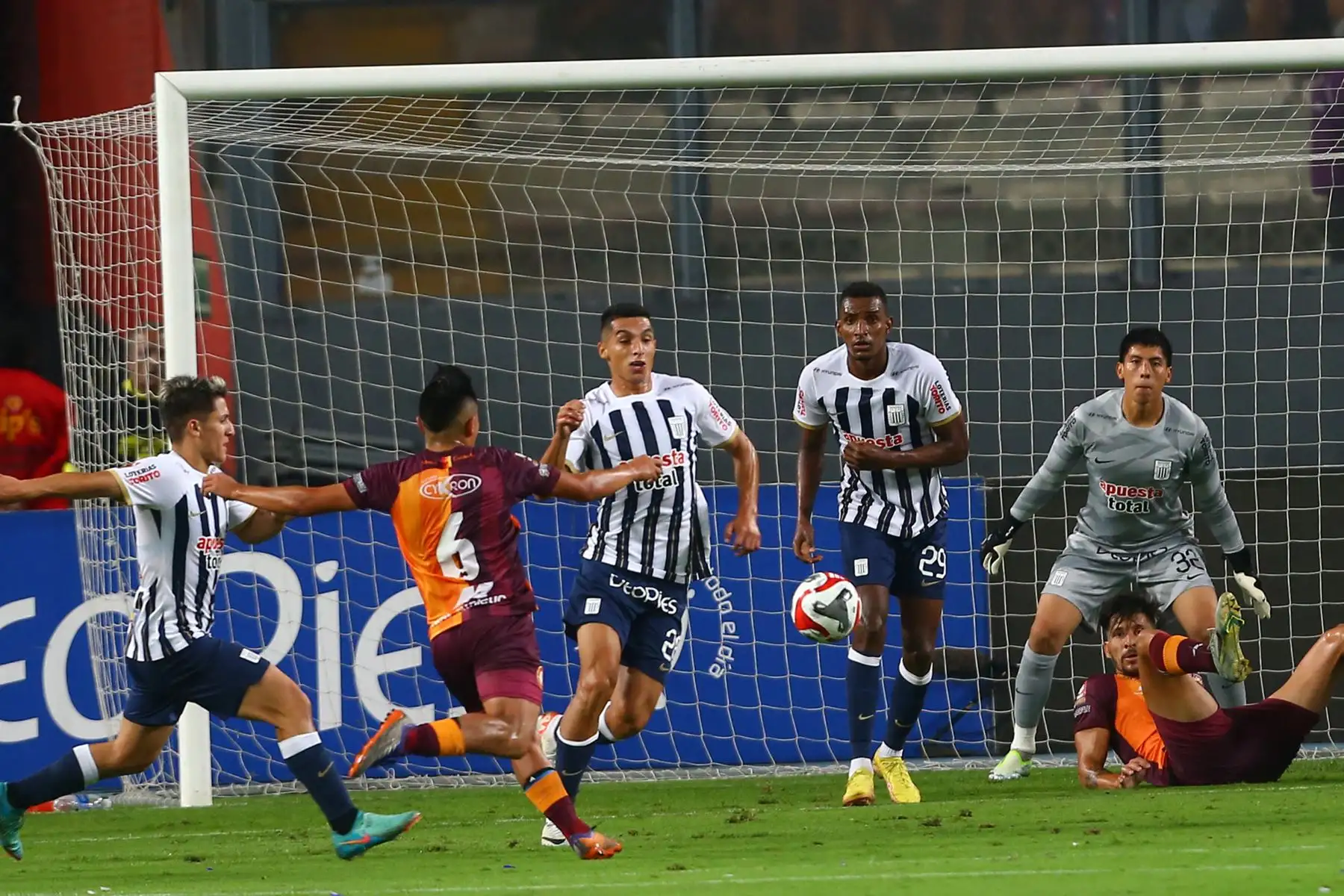 Alianza Lima se enfrenta a  Los Chankas por la novena jornada del Torneo Apertura de la Liga 1 Te Apuesto en  el Estadio Nacional de Lima. 
Foto: ANDINA/Eddy Ramos