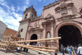 En el atrio de la Basílica Catedral de Ayacucho se preparan las andas del Cristo de Resurrección. Foto: ANDINA/Cortesía