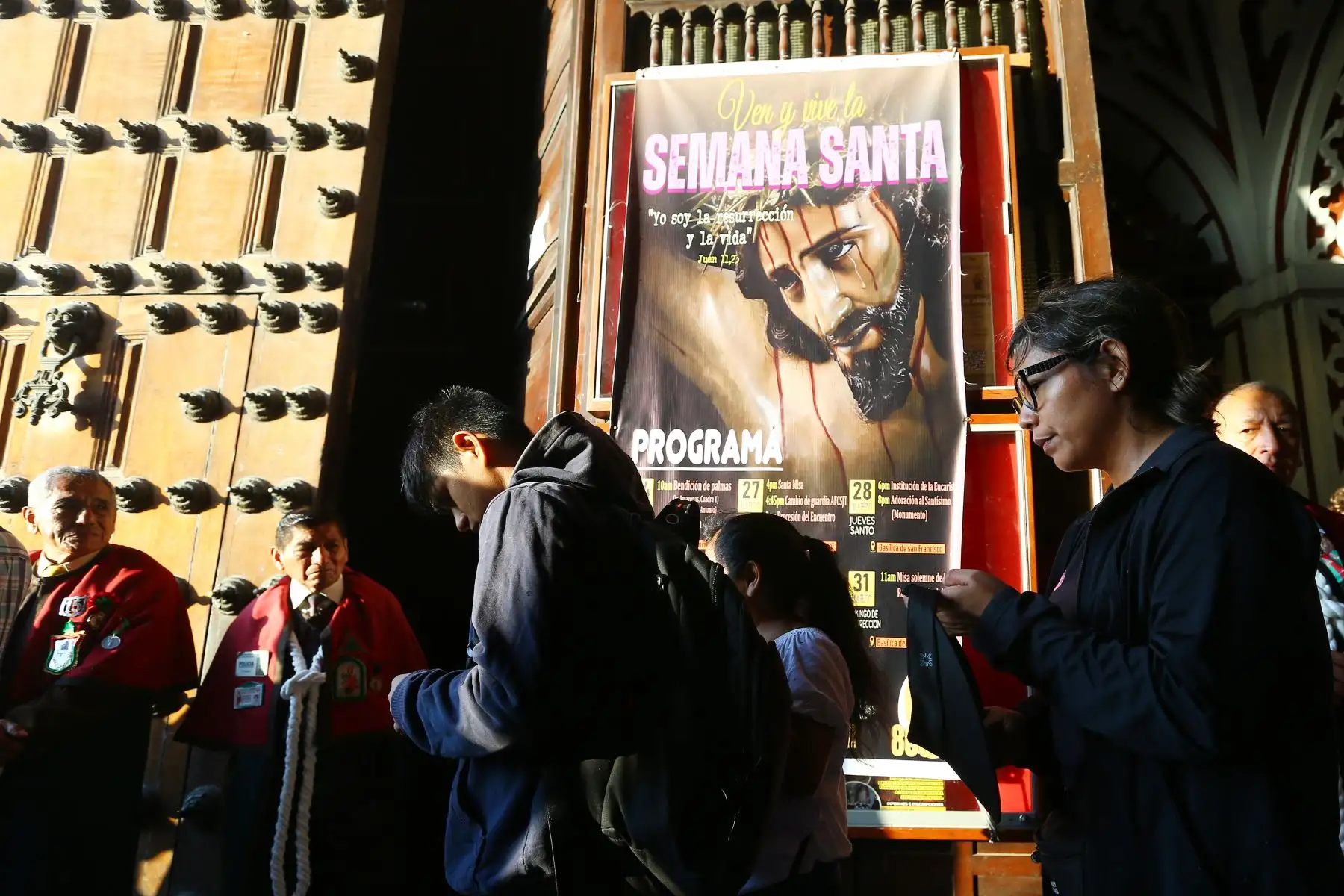 Miles de fieles acuden a las diversas iglesias del cercado de Lima  como parte de las celebraciones en Semana Santa.En la imagen,iglesia San Francisco.
Foto: ANDINA/Eddy Ramos