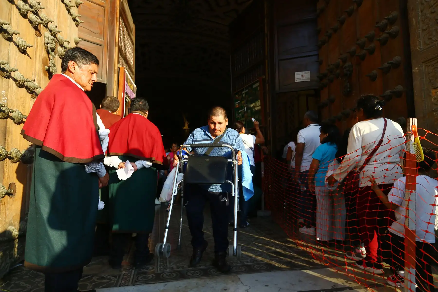Miles de fieles acuden a las diversas iglesias del cercado de Lima  como parte de las celebraciones en Semana Santa.En la imagen,iglesia San Francisco.
Foto: ANDINA/Eddy Ramos