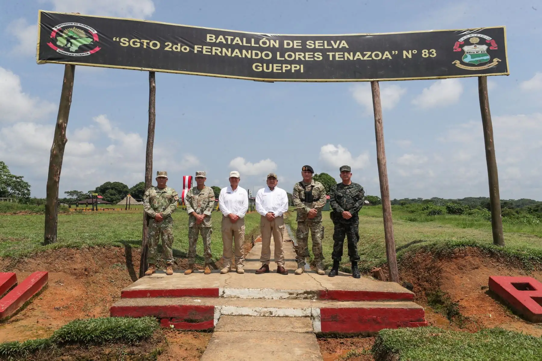 El presidente del Consejo de Ministros, Gustavo Adrianzén, y el titular del Ministerio de Defensa, Walter Astudillo, recorrieron las instalaciones del Comando Operacional de la Amazonía para coordinar intervenciones conjuntas con autoridades civiles y militares.
Foto: PCM