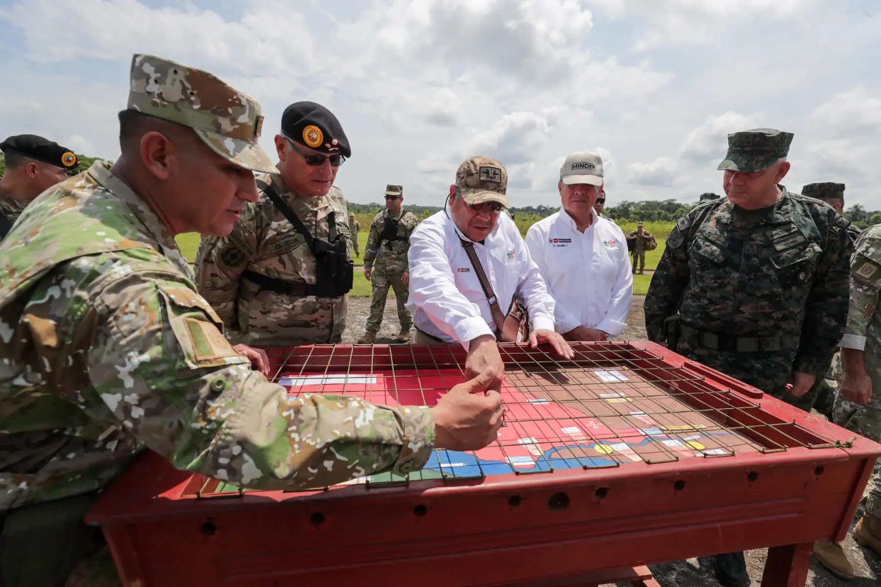 El presidente del Consejo de Ministros, Gustavo Adrianzén, y el titular del Ministerio de Defensa, Walter Astudillo, recorrieron las instalaciones del Comando Operacional de la Amazonía para coordinar intervenciones conjuntas con autoridades civiles y militares.
Foto: PCM