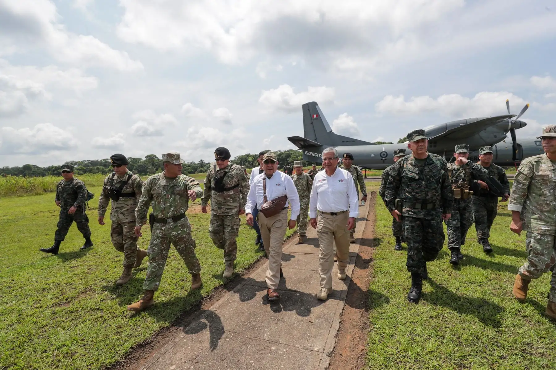 El presidente del Consejo de Ministros, Gustavo Adrianzén, y el titular del Ministerio de Defensa, Walter Astudillo, recorrieron las instalaciones del Comando Operacional de la Amazonía para coordinar intervenciones conjuntas con autoridades civiles y militares.
Foto: PCM