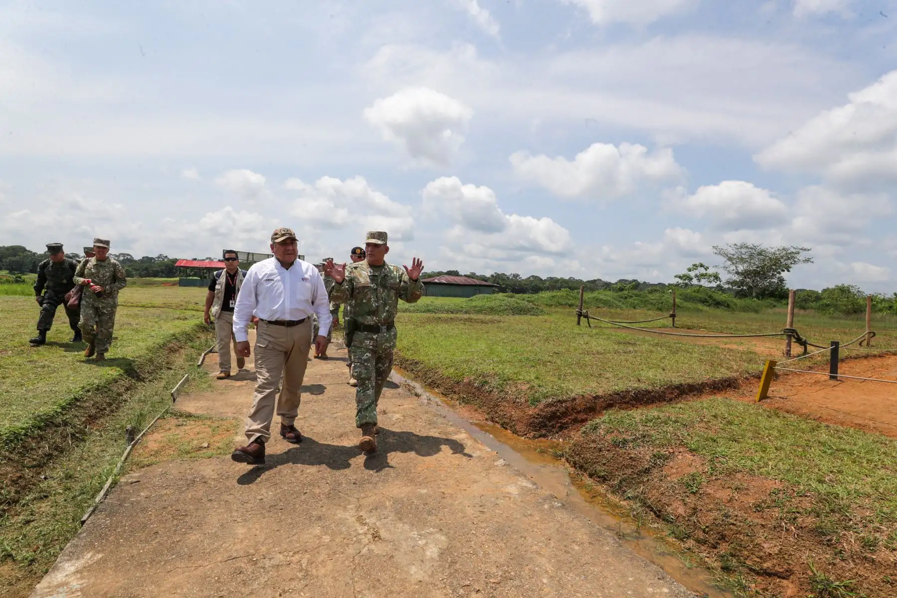 El presidente del Consejo de Ministros, Gustavo Adrianzén, y el titular del Ministerio de Defensa, Walter Astudillo, recorrieron las instalaciones del Comando Operacional de la Amazonía para coordinar intervenciones conjuntas con autoridades civiles y militares.
Foto: PCM