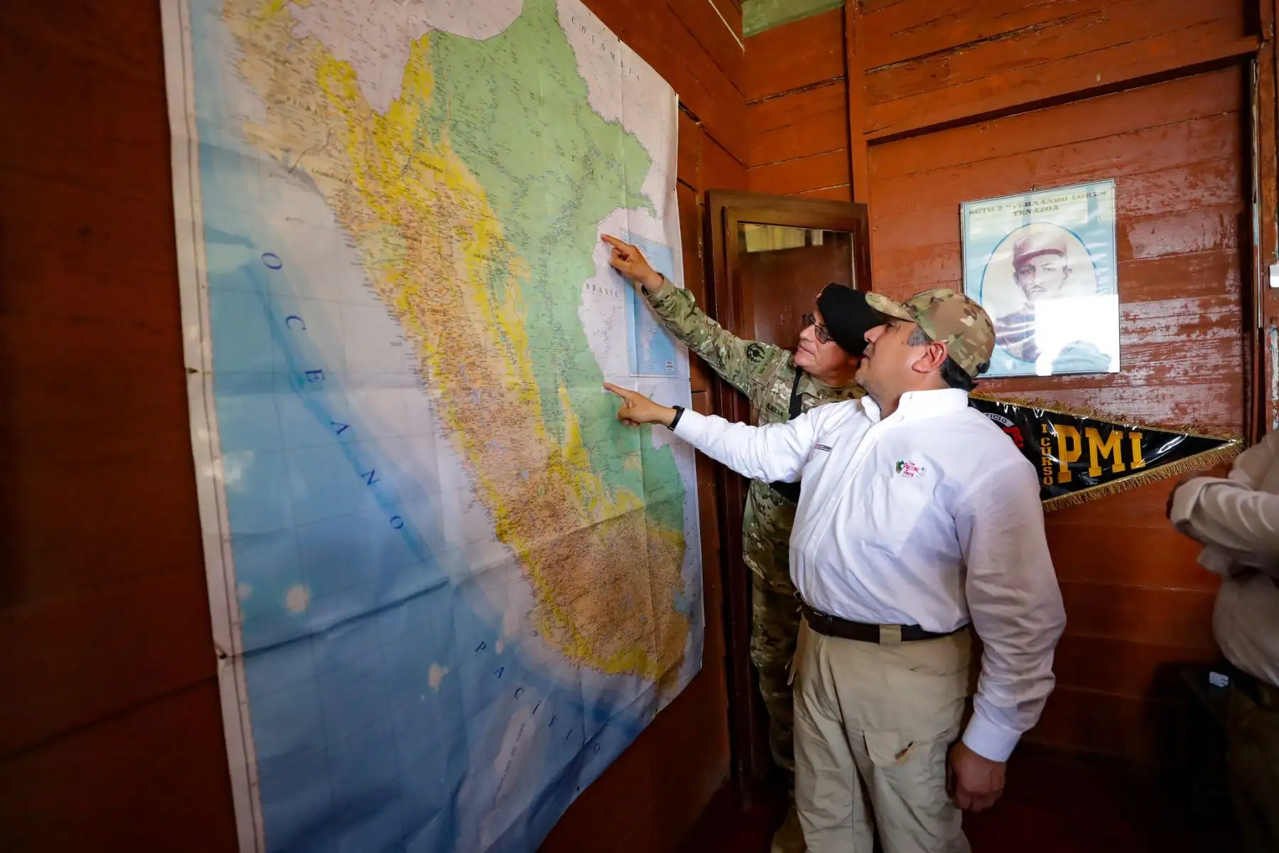 El presidente del Consejo de Ministros, Gustavo Adrianzén, y el titular del Ministerio de Defensa, Walter Astudillo, recorrieron las instalaciones del Comando Operacional de la Amazonía para coordinar intervenciones conjuntas con autoridades civiles y militares.
Foto: PCM
