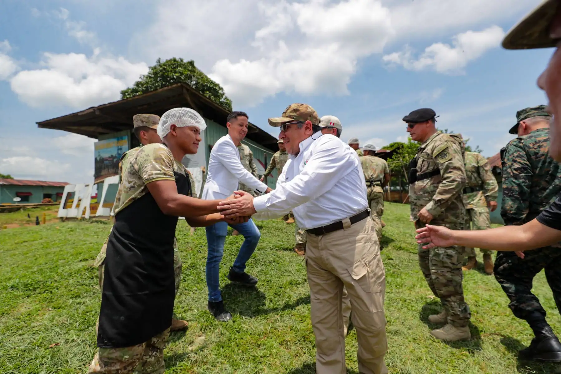 El presidente del Consejo de Ministros, Gustavo Adrianzén, y el titular del Ministerio de Defensa, Walter Astudillo, recorrieron las instalaciones del Comando Operacional de la Amazonía para coordinar intervenciones conjuntas con autoridades civiles y militares.
Foto: PCM