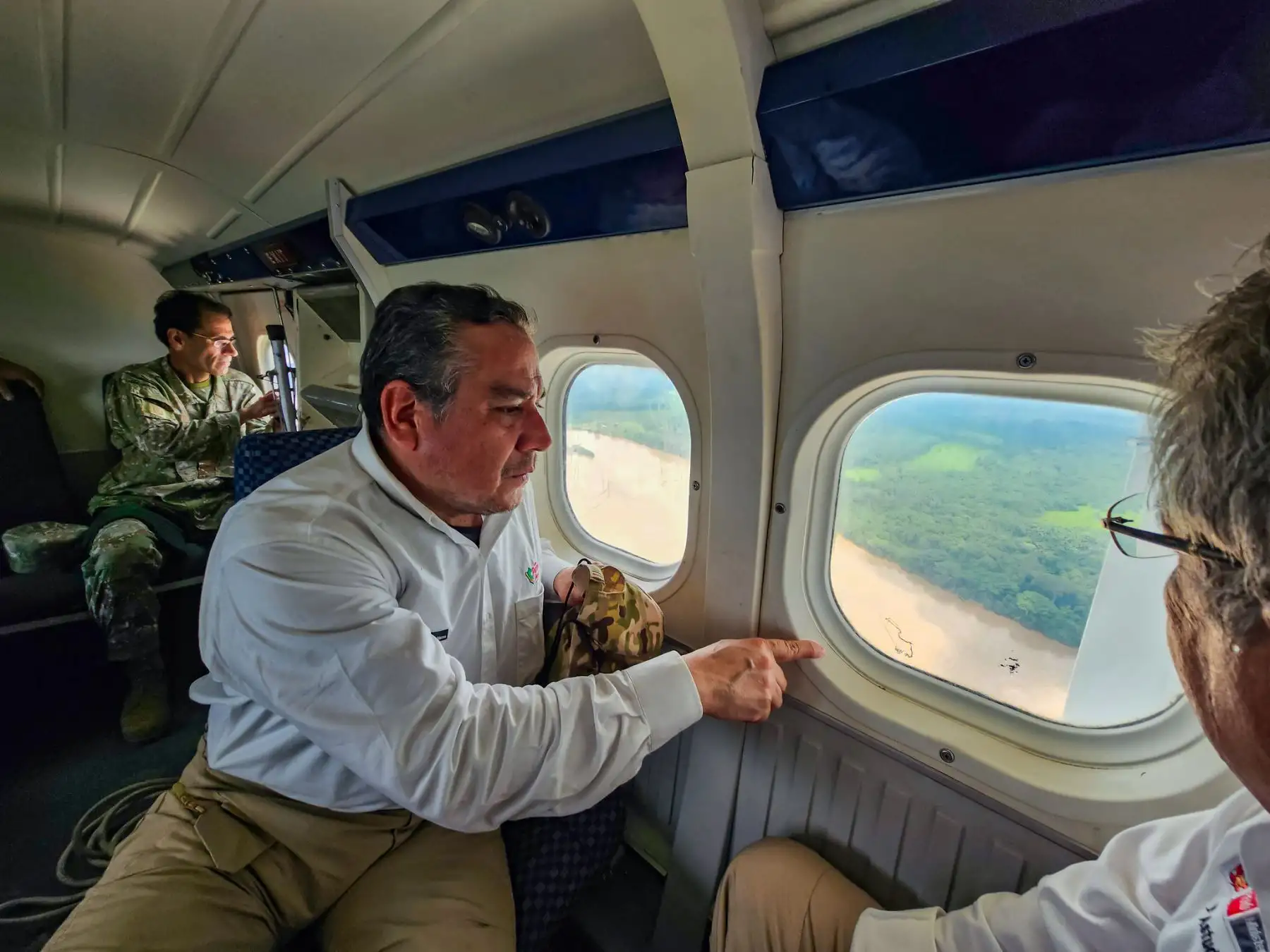 El presidente del Consejo de Ministros, Gustavo Adrianzén, y el titular del Ministerio de Defensa, Walter Astudillo, recorrieron las instalaciones del Comando Operacional de la Amazonía para coordinar intervenciones conjuntas con autoridades civiles y militares.
Foto: PCM