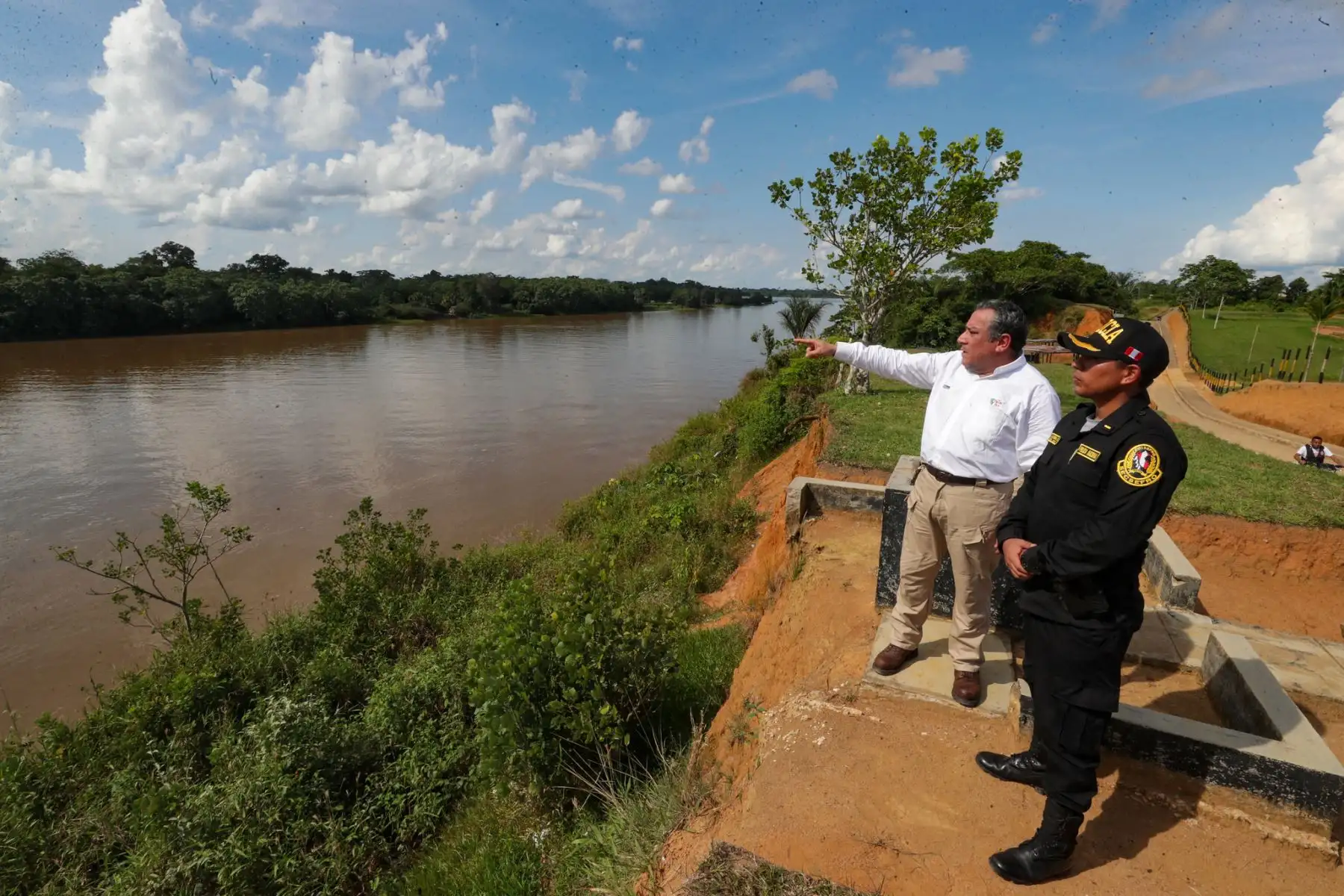 El presidente del Consejo de Ministros, Gustavo Adrianzén, y el titular del Ministerio de Defensa, Walter Astudillo, recorrieron las instalaciones del Comando Operacional de la Amazonía para coordinar intervenciones conjuntas con autoridades civiles y militares.
Foto: PCM