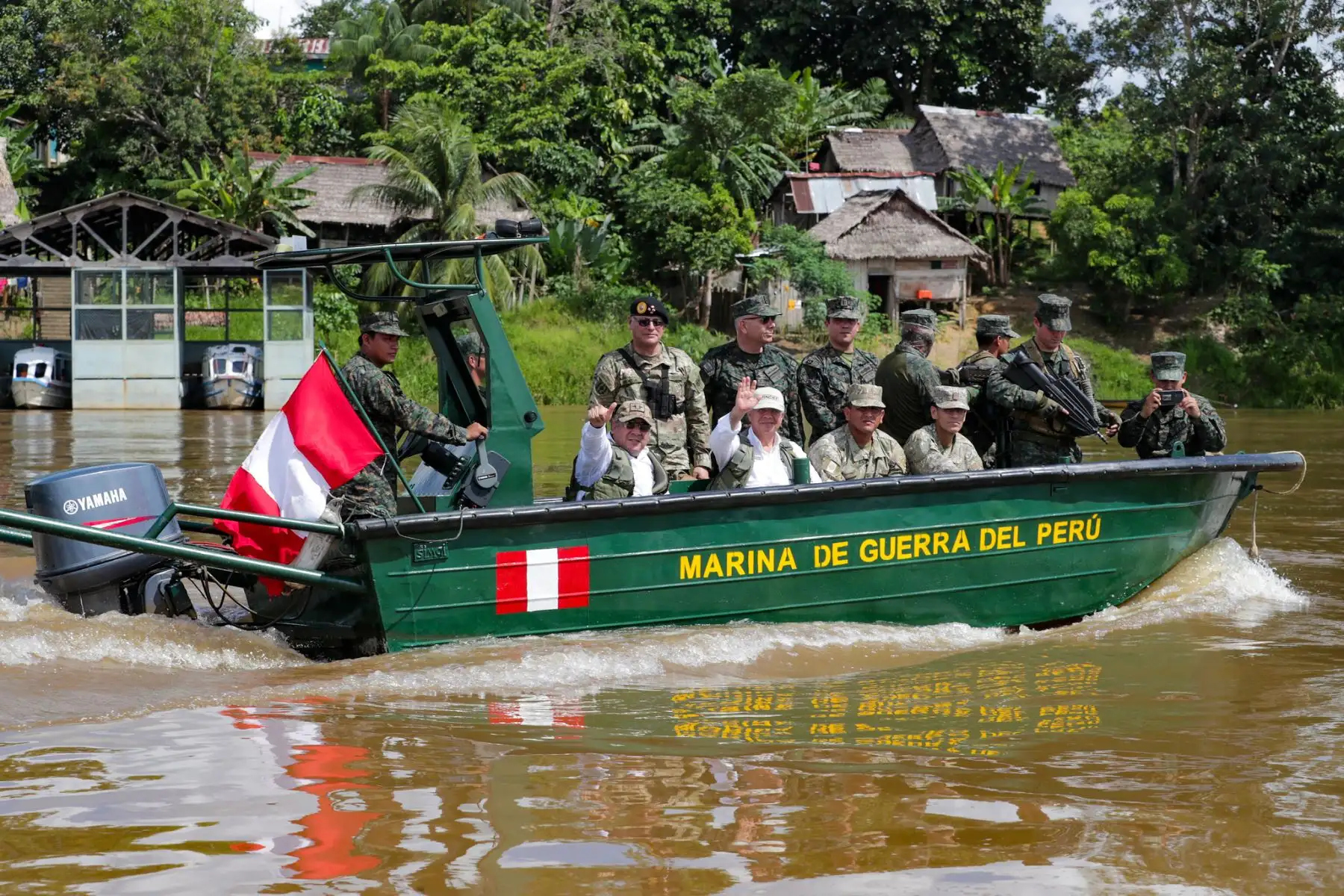 El presidente del Consejo de Ministros, Gustavo Adrianzén, y el titular del Ministerio de Defensa, Walter Astudillo, recorrieron las instalaciones del Comando Operacional de la Amazonía para coordinar intervenciones conjuntas con autoridades civiles y militares.
Foto: PCM