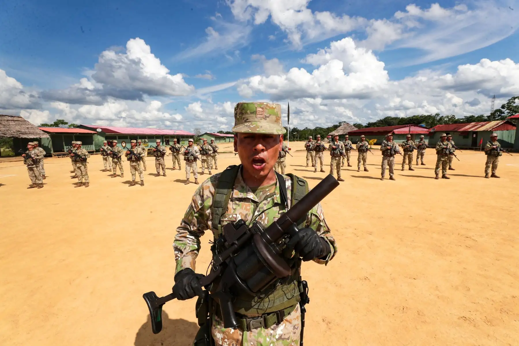 El presidente del Consejo de Ministros, Gustavo Adrianzén, y el titular del Ministerio de Defensa, Walter Astudillo, recorrieron las instalaciones del Comando Operacional de la Amazonía para coordinar intervenciones conjuntas con autoridades civiles y militares.
Foto: PCM