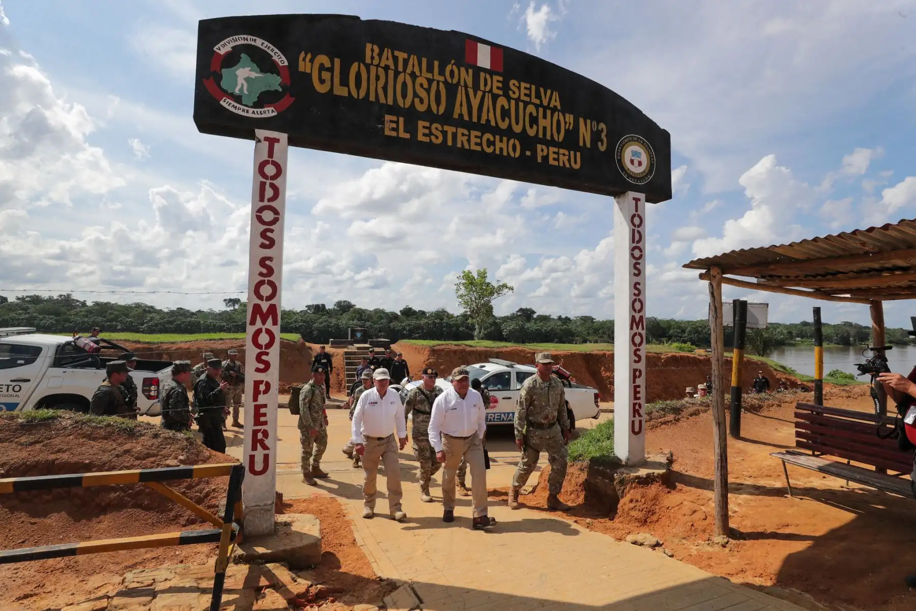 El presidente del Consejo de Ministros, Gustavo Adrianzén, y el titular del Ministerio de Defensa, Walter Astudillo, recorrieron las instalaciones del Comando Operacional de la Amazonía para coordinar intervenciones conjuntas con autoridades civiles y militares.
Foto: PCM