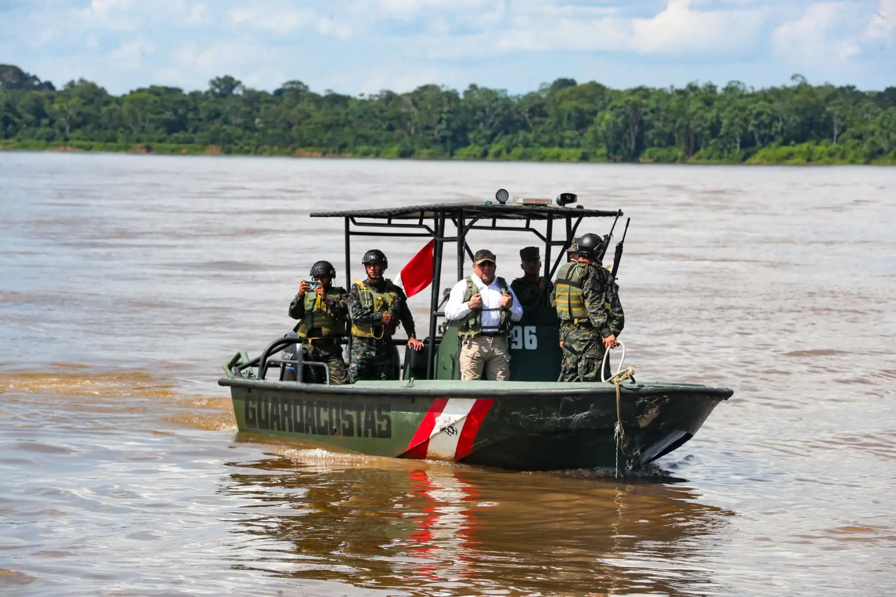 El presidente del Consejo de Ministros, Gustavo Adrianzén, y el titular del Ministerio de Defensa, Walter Astudillo, recorrieron las instalaciones del Comando Operacional de la Amazonía para coordinar intervenciones conjuntas con autoridades civiles y militares.
Foto: PCM