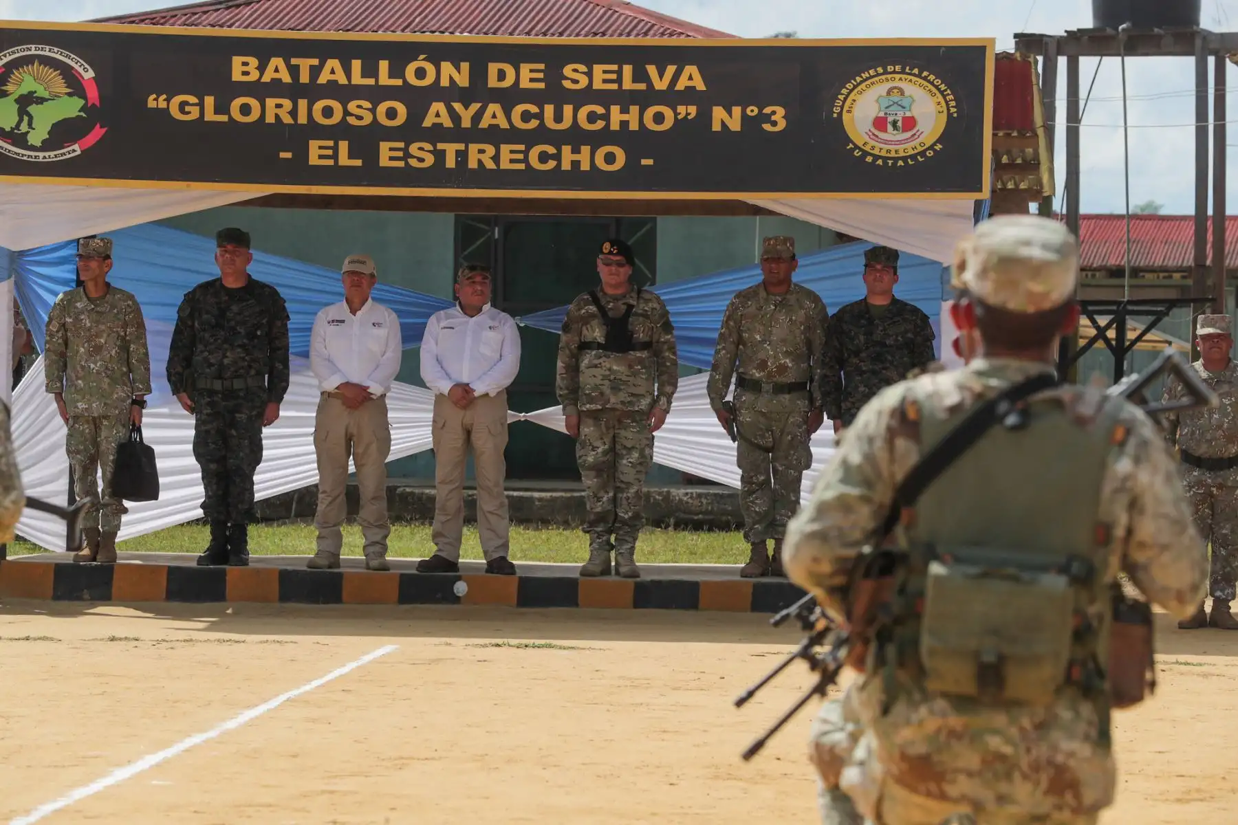 El presidente del Consejo de Ministros, Gustavo Adrianzén, y el titular del Ministerio de Defensa, Walter Astudillo, recorrieron las instalaciones del Comando Operacional de la Amazonía para coordinar intervenciones conjuntas con autoridades civiles y militares.
Foto: PCM