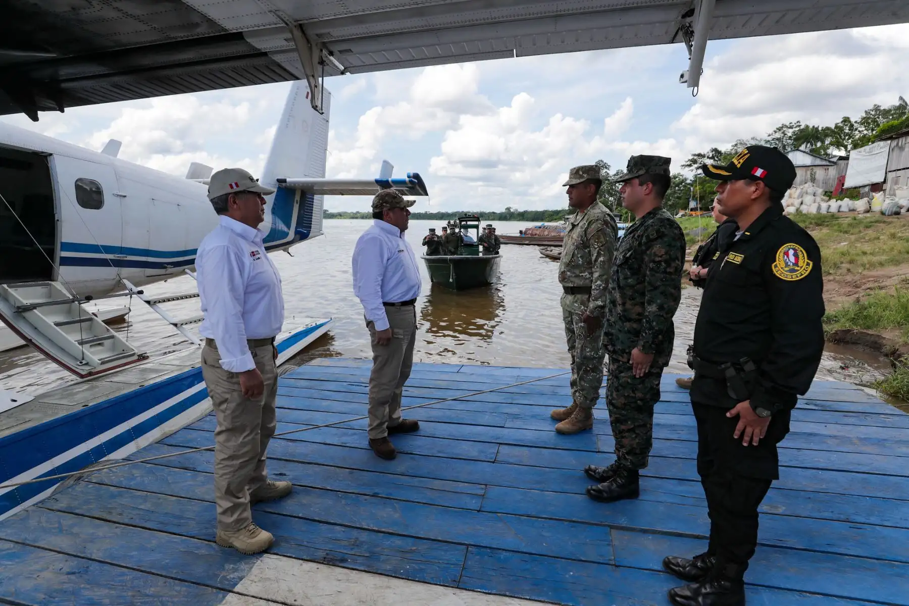 El presidente del Consejo de Ministros, Gustavo Adrianzén, y el titular del Ministerio de Defensa, Walter Astudillo, recorrieron las instalaciones del Comando Operacional de la Amazonía para coordinar intervenciones conjuntas con autoridades civiles y militares.
Foto: PCM