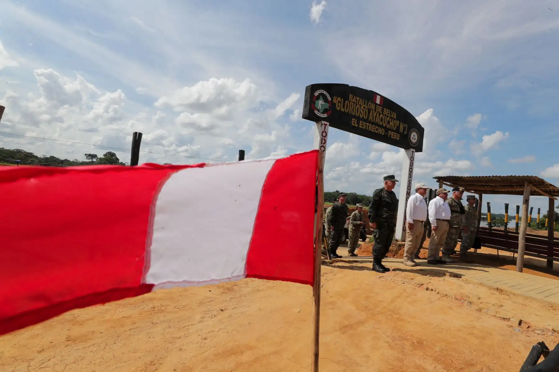 El presidente del Consejo de Ministros, Gustavo Adrianzén, y el titular del Ministerio de Defensa, Walter Astudillo, recorrieron las instalaciones del Comando Operacional de la Amazonía para coordinar intervenciones conjuntas con autoridades civiles y militares.
Foto: PCM
