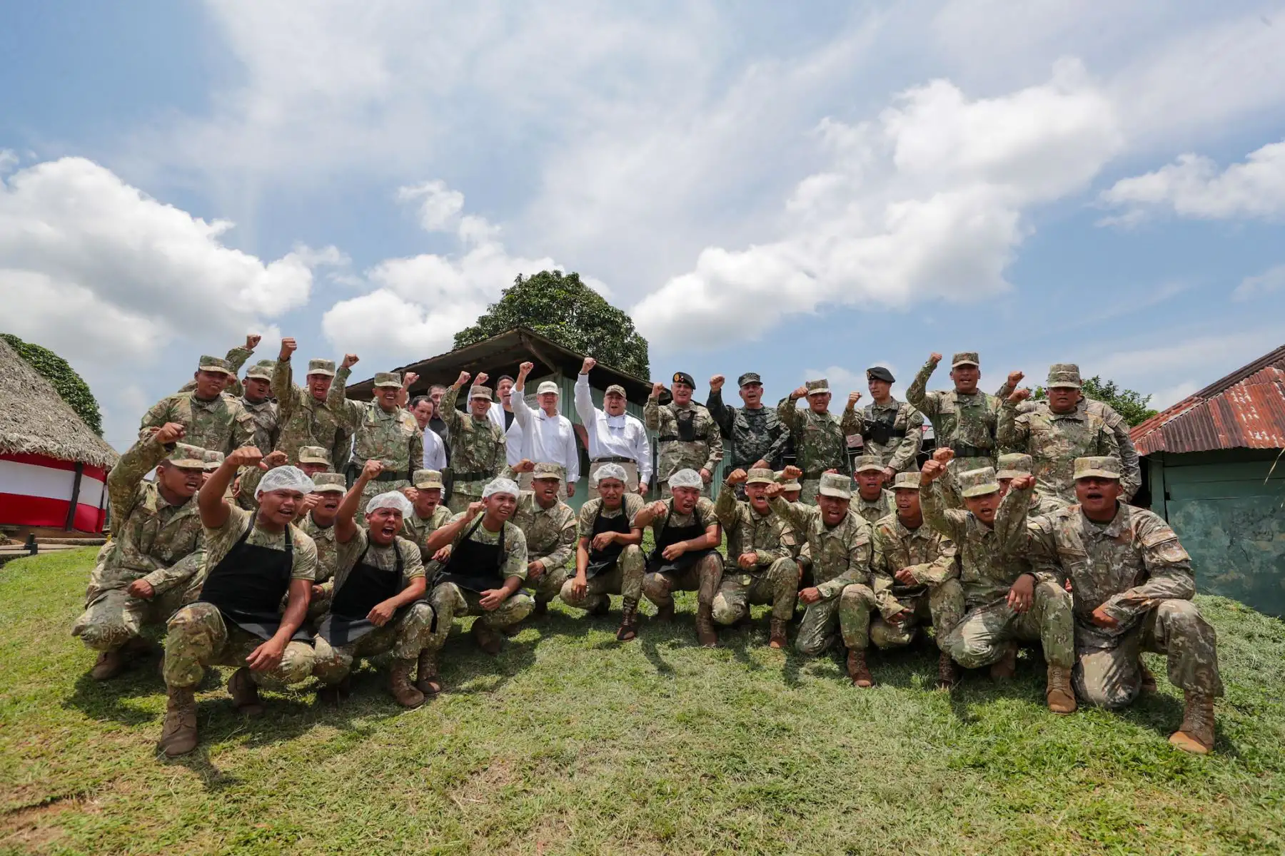 El presidente del Consejo de Ministros, Gustavo Adrianzén, y el titular del Ministerio de Defensa, Walter Astudillo, recorrieron las instalaciones del Comando Operacional de la Amazonía para coordinar intervenciones conjuntas con autoridades civiles y militares.
Foto: PCM