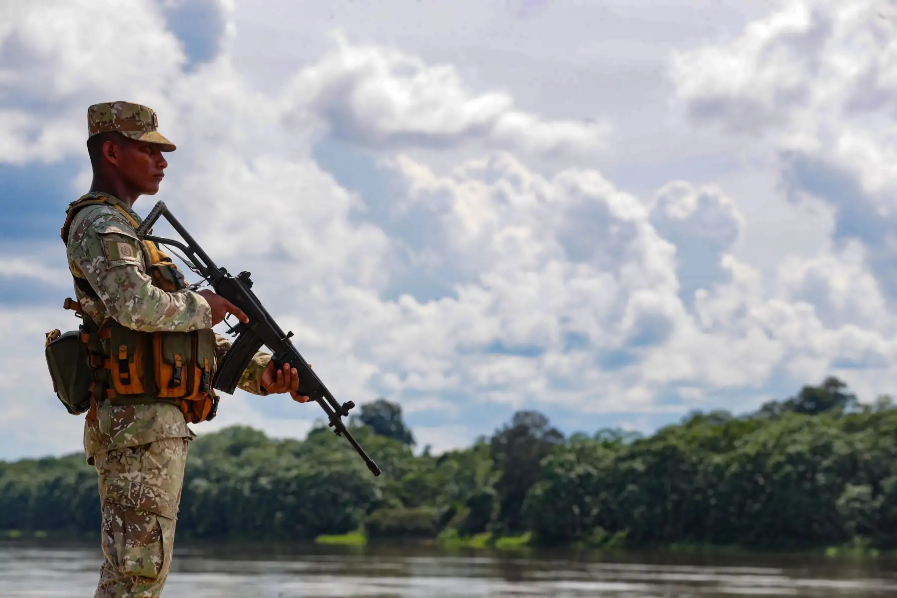 El presidente del Consejo de Ministros, Gustavo Adrianzén, y el titular del Ministerio de Defensa, Walter Astudillo, recorrieron las instalaciones del Comando Operacional de la Amazonía para coordinar intervenciones conjuntas con autoridades civiles y militares.
Foto: PCM