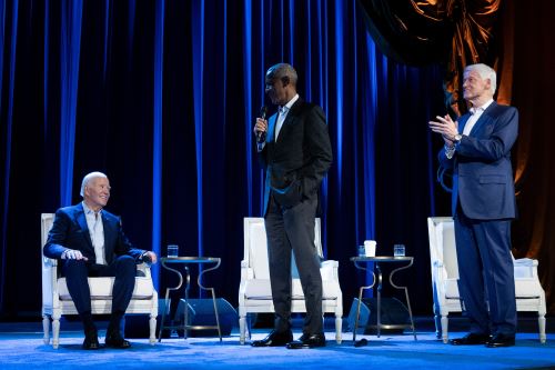El presidente de EE. UU. Joe Biden (izq.), y los expresidentes Barack Obama (centro) y Bill Clinton (der.) asisten a un evento de recaudación de fondos de campaña en el Radio City Music Hall de la ciudad de Nueva York el 28 de marzo del 2024. Foto: AFP