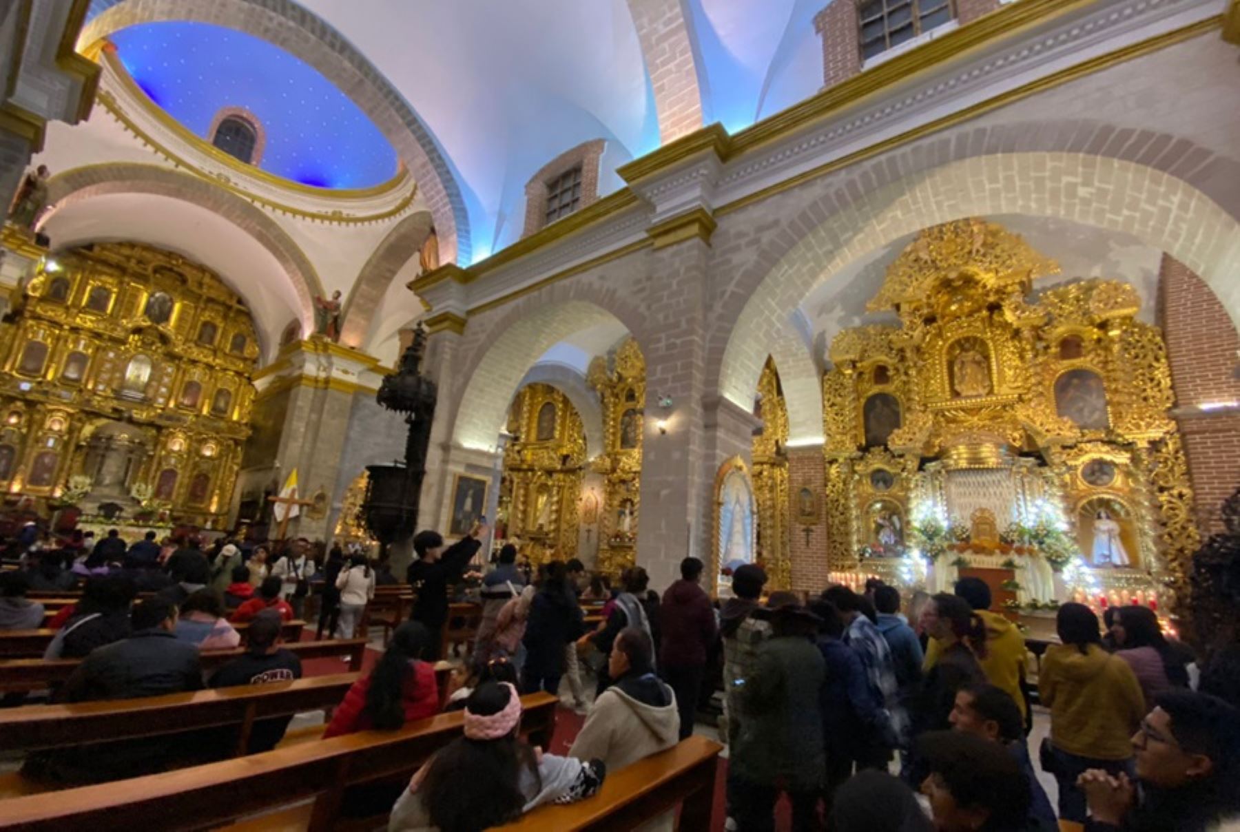 En Jueves Santo, miles de fieles católicos recorrieron por la tarde las 33 iglesias de la ciudad de Ayacucho para cumplir con la costumbre religiosa de visitar los siete templos y conmemorar el Vía Crucis de Jesús antes de su crucifixión y posterior resurrección.