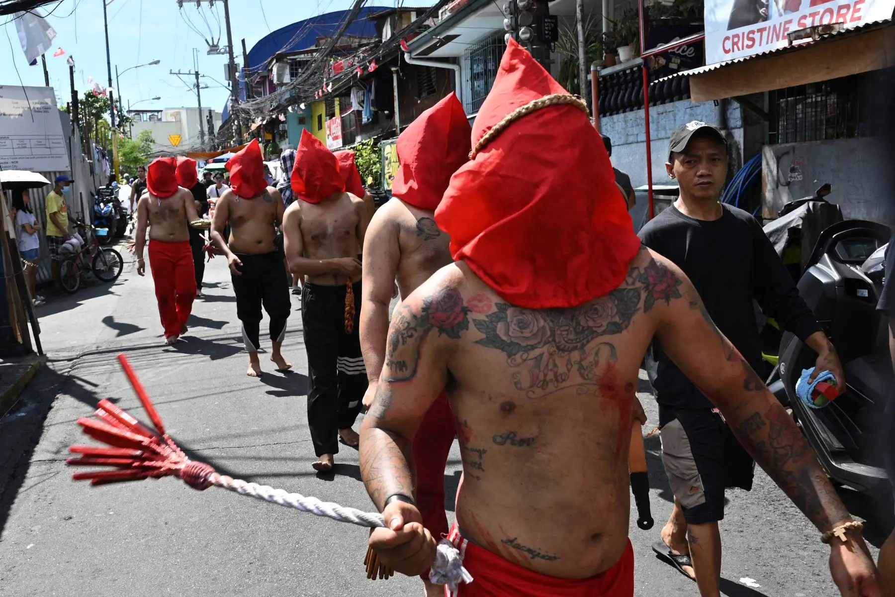 Penitentes encapuchados se flagelan como parte de la celebración de la Cuaresma. Foto: ANDINA/AFP