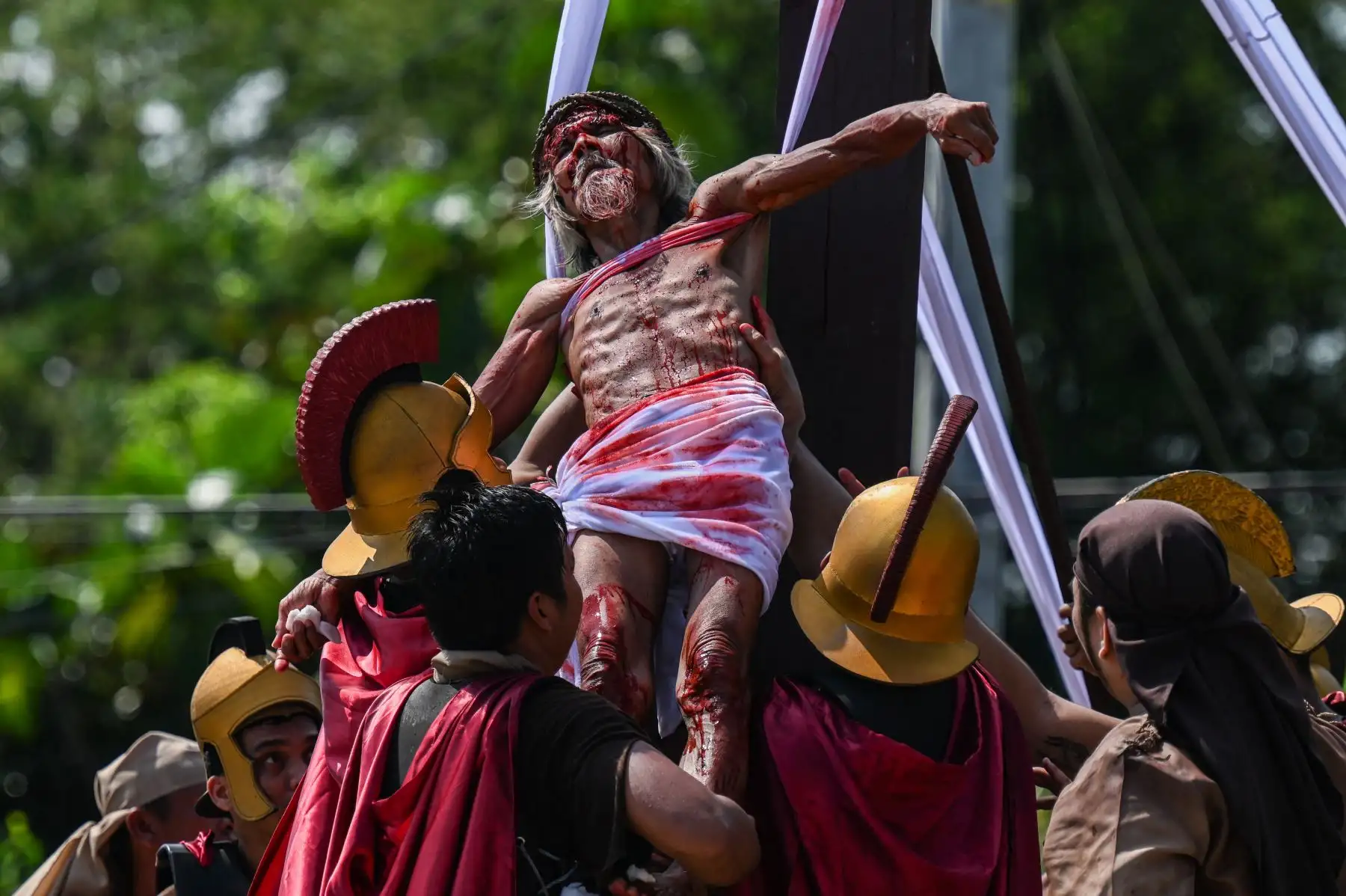 El devoto cristiano filipino Wilfredo Salvador participa en la recreación de la crucifixión de Jesucristo el Viernes Santo en San Fernando, provincia de Pampanga. Foto: ANDINA/AFP