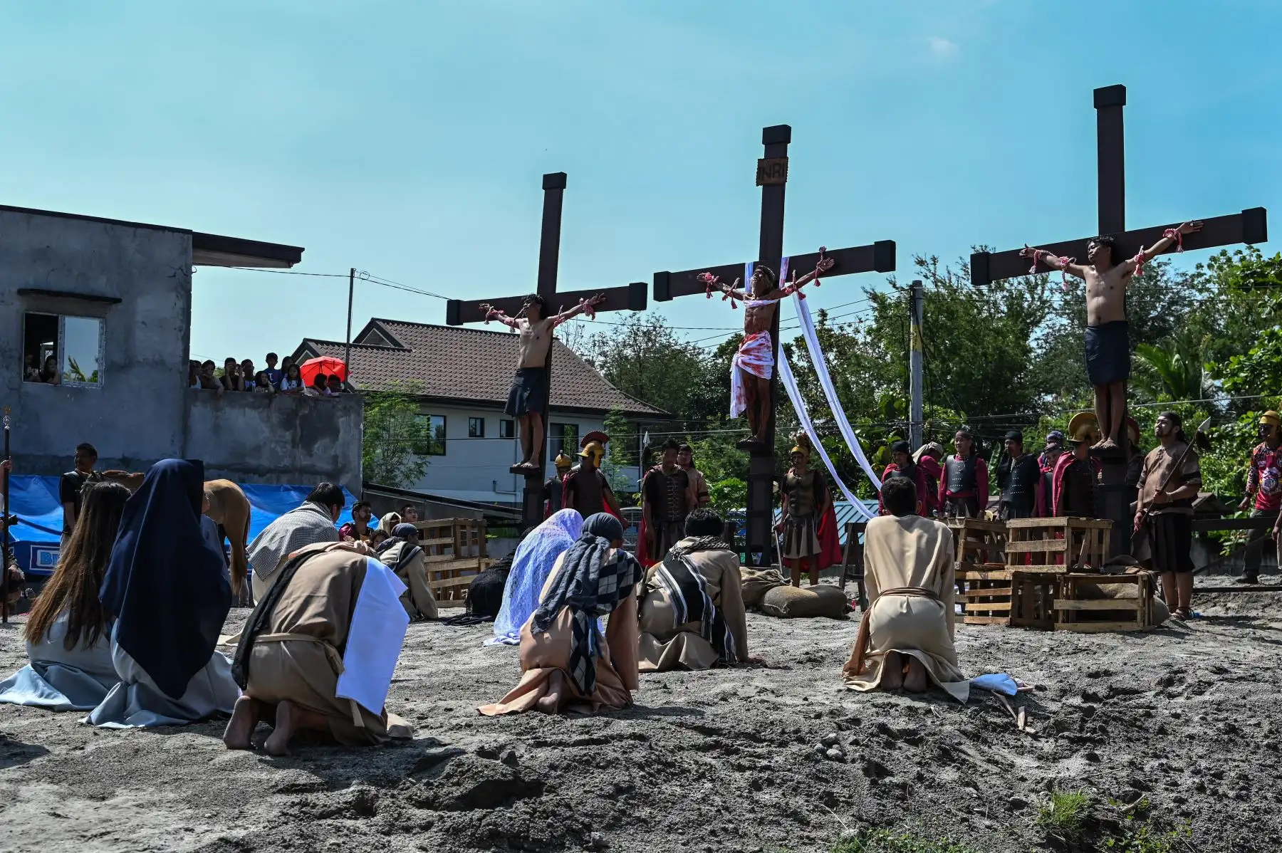 Devotos cristianos filipinos participan en la recreación de la crucifixión de Jesucristo el Viernes Santo en San Fernando, provincia de Pampanga. Foto: ANDINA/ AFP