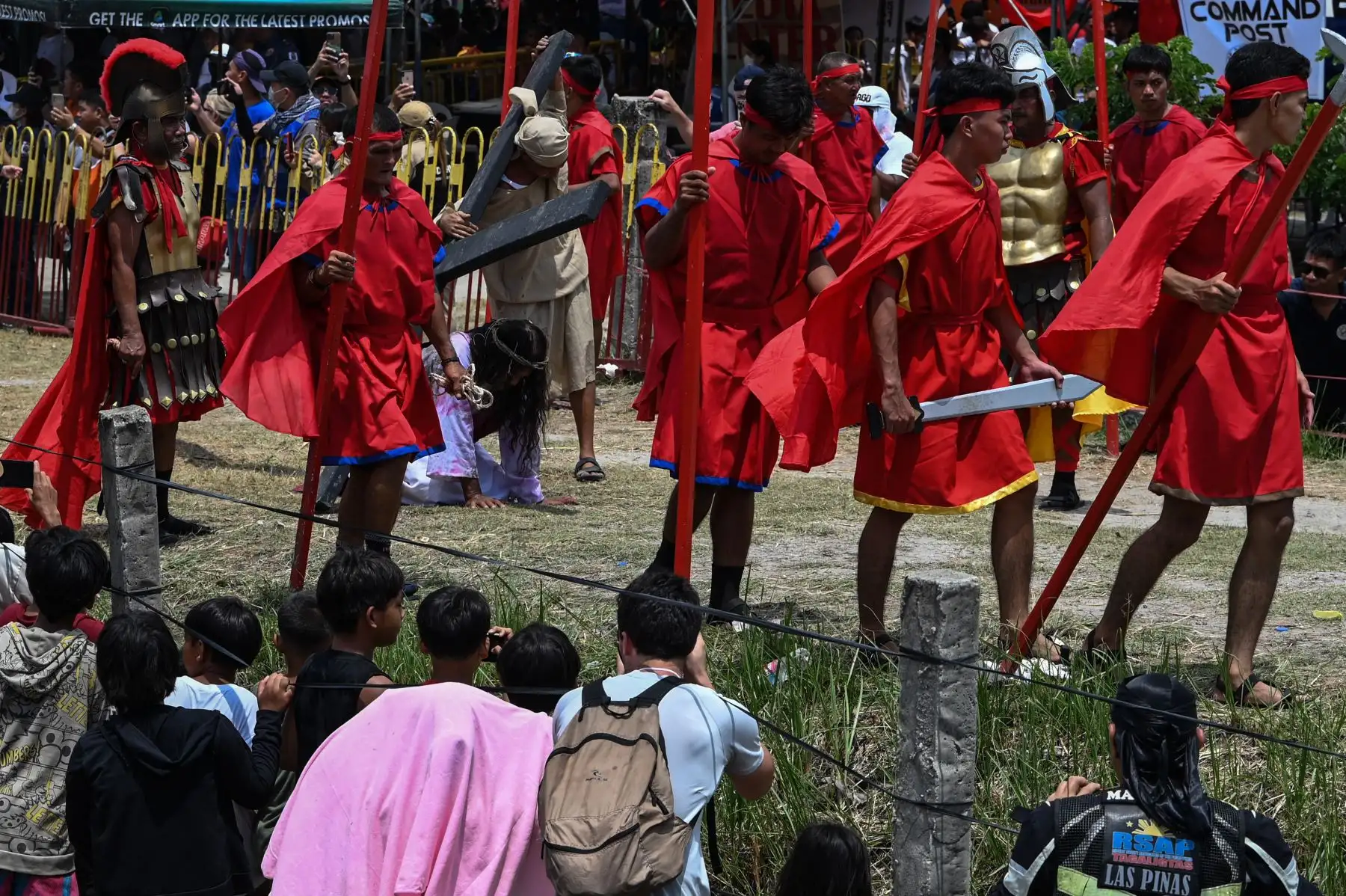 El devoto cristiano filipino Rubén Enaje realiza su recreación número 35 de la crucifixión de Jesucristo el Viernes Santo en San Fernando, provincia de Pampanga. Foto: ANDINA/AFP