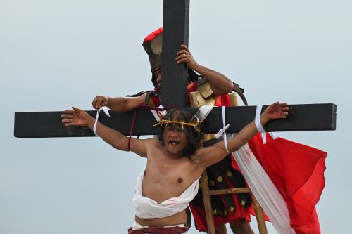 Crucificados de Filipinas recrean con dolor y sangre la pasión de Cristo