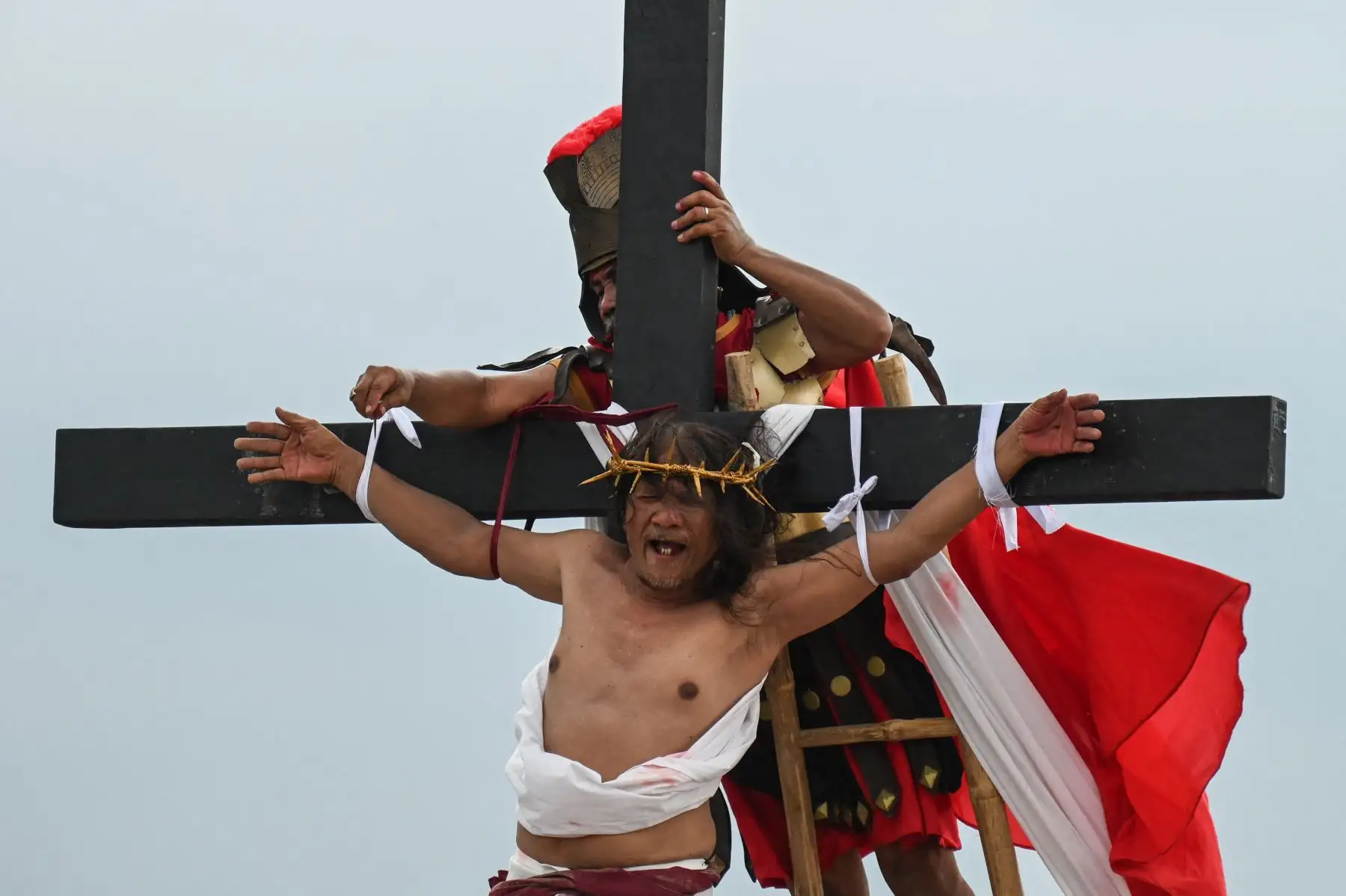 El devoto cristiano filipino Rubén Enaje realiza su recreación número 35 de la crucifixión de Jesucristo el Viernes Santo en San Fernando, provincia de Pampanga. Foto: ANDINA/ AFP